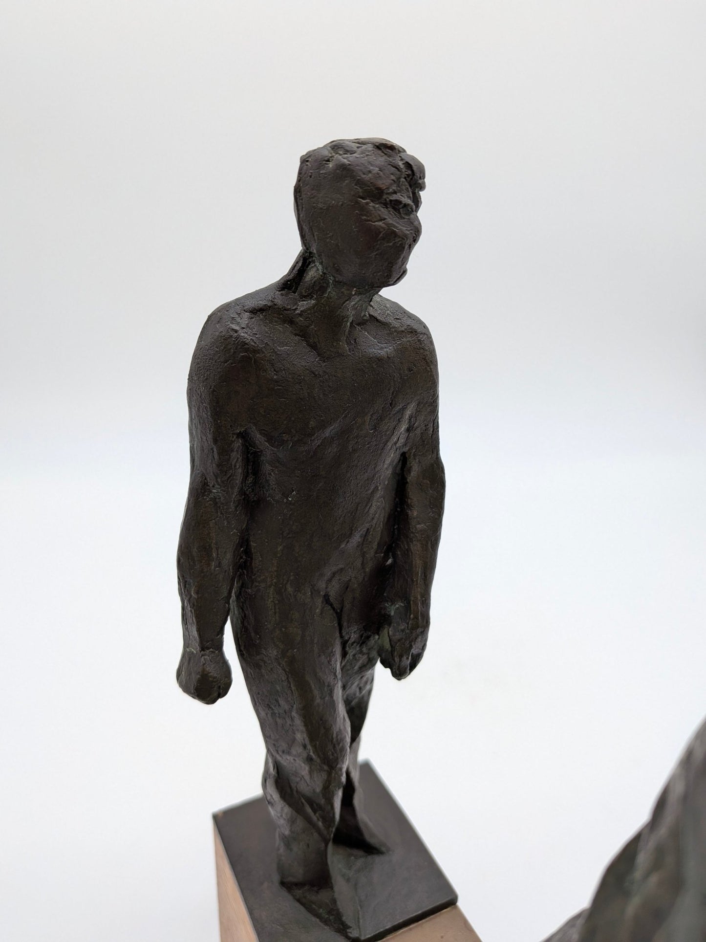 Adri van Rooijen - Stel met beeld man en vrouw op houten sokkel - Holland Heritage Gallery