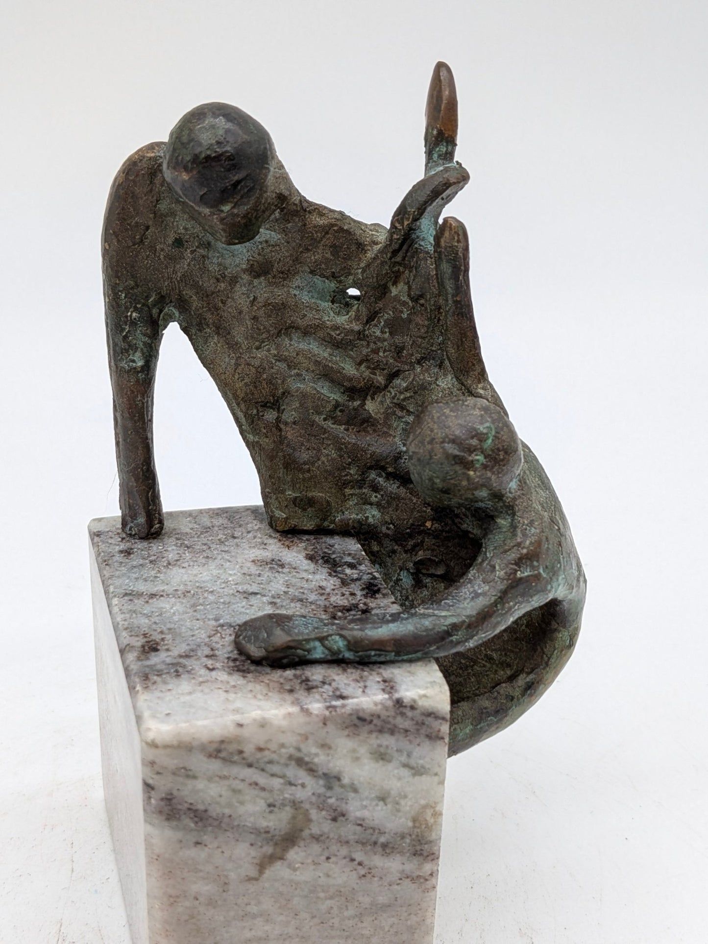 Kunstenaar onbekend - 2 Bronzen figuren beklimmen sokkel