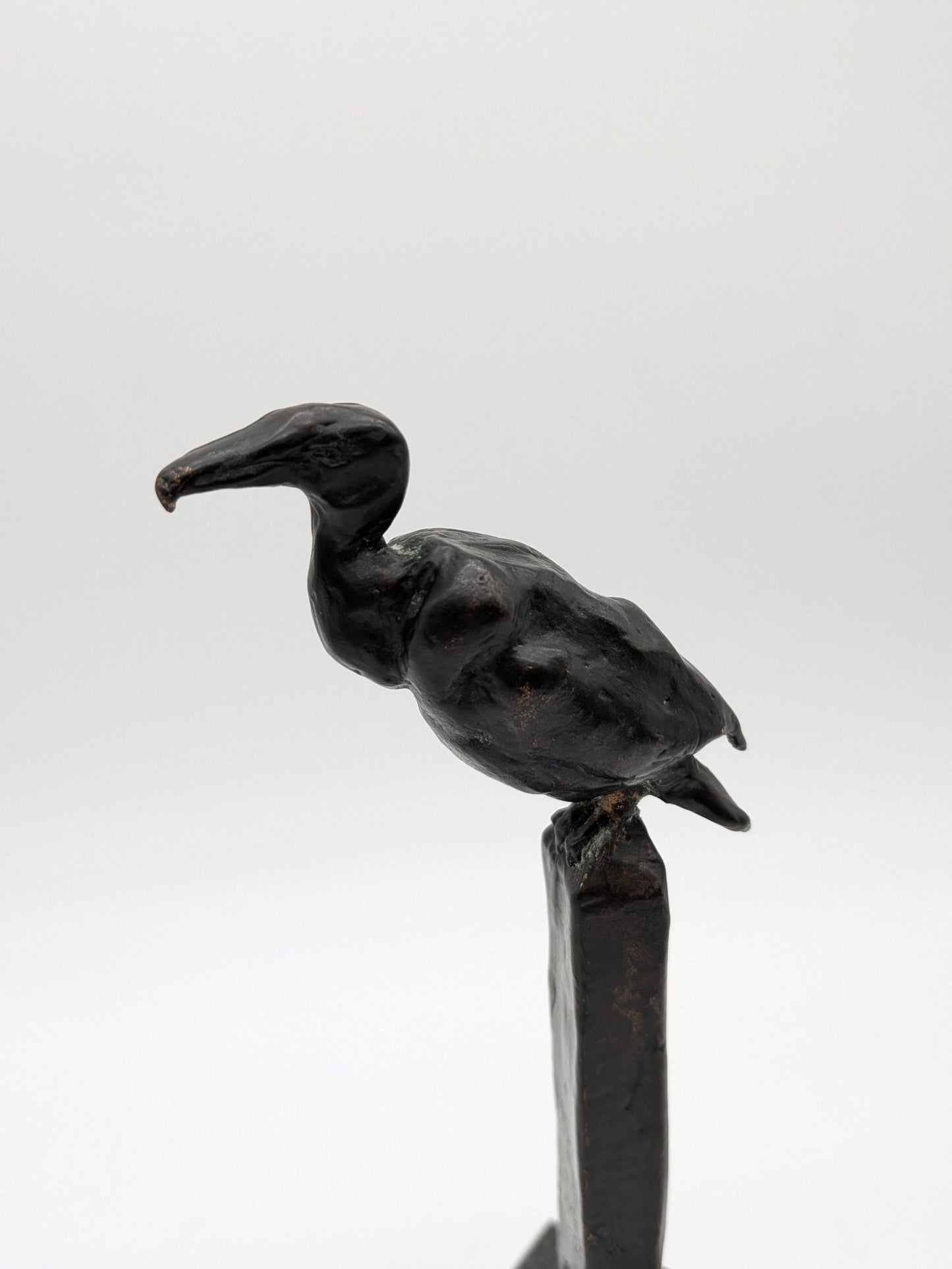 Kunstenaar onbekend - Bronzen vogel (aalscholver) op pier op sokkel