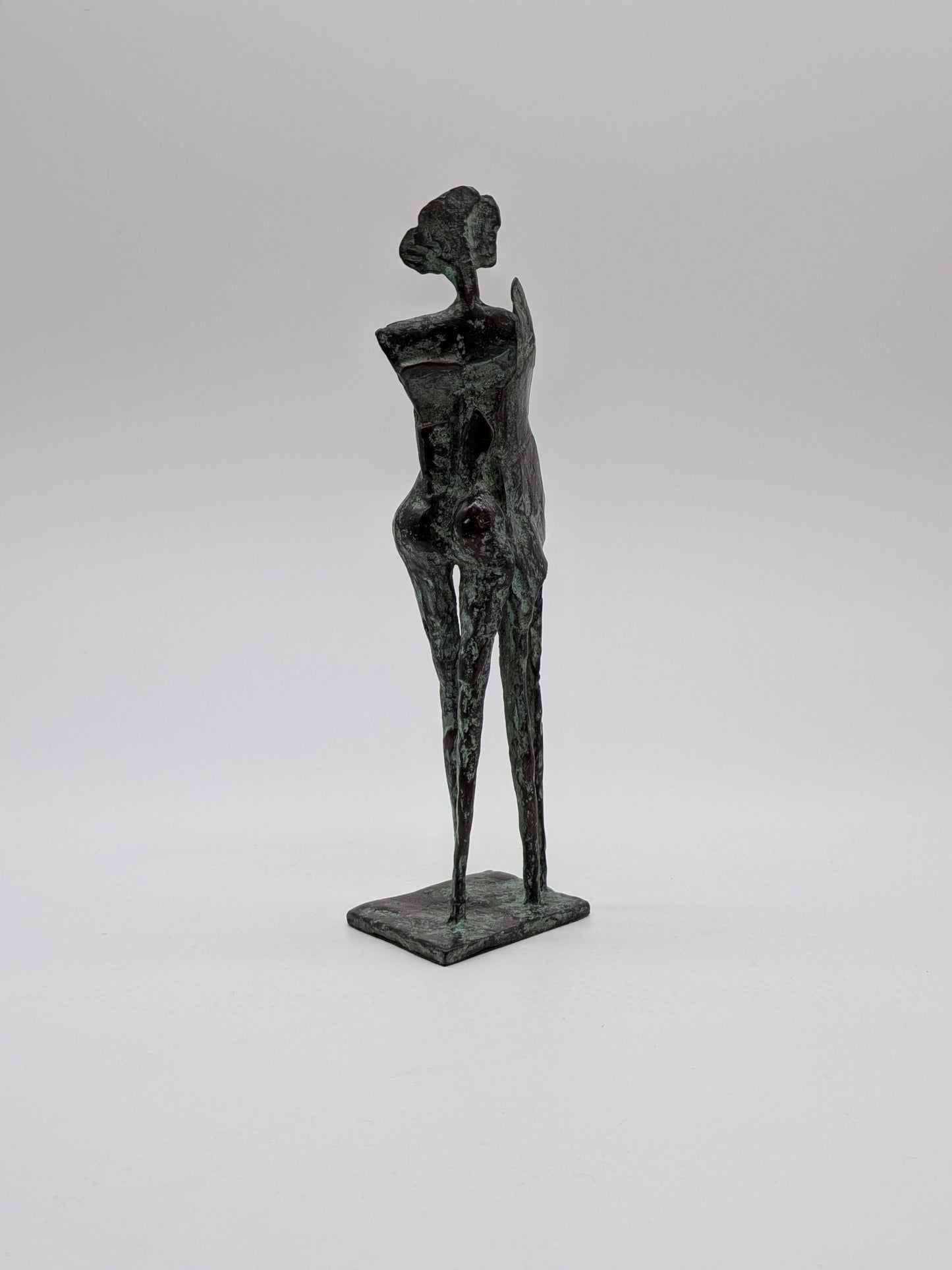 Kunstenaar onbekend - Abstract bronzen beeld van figuren op dunne benen