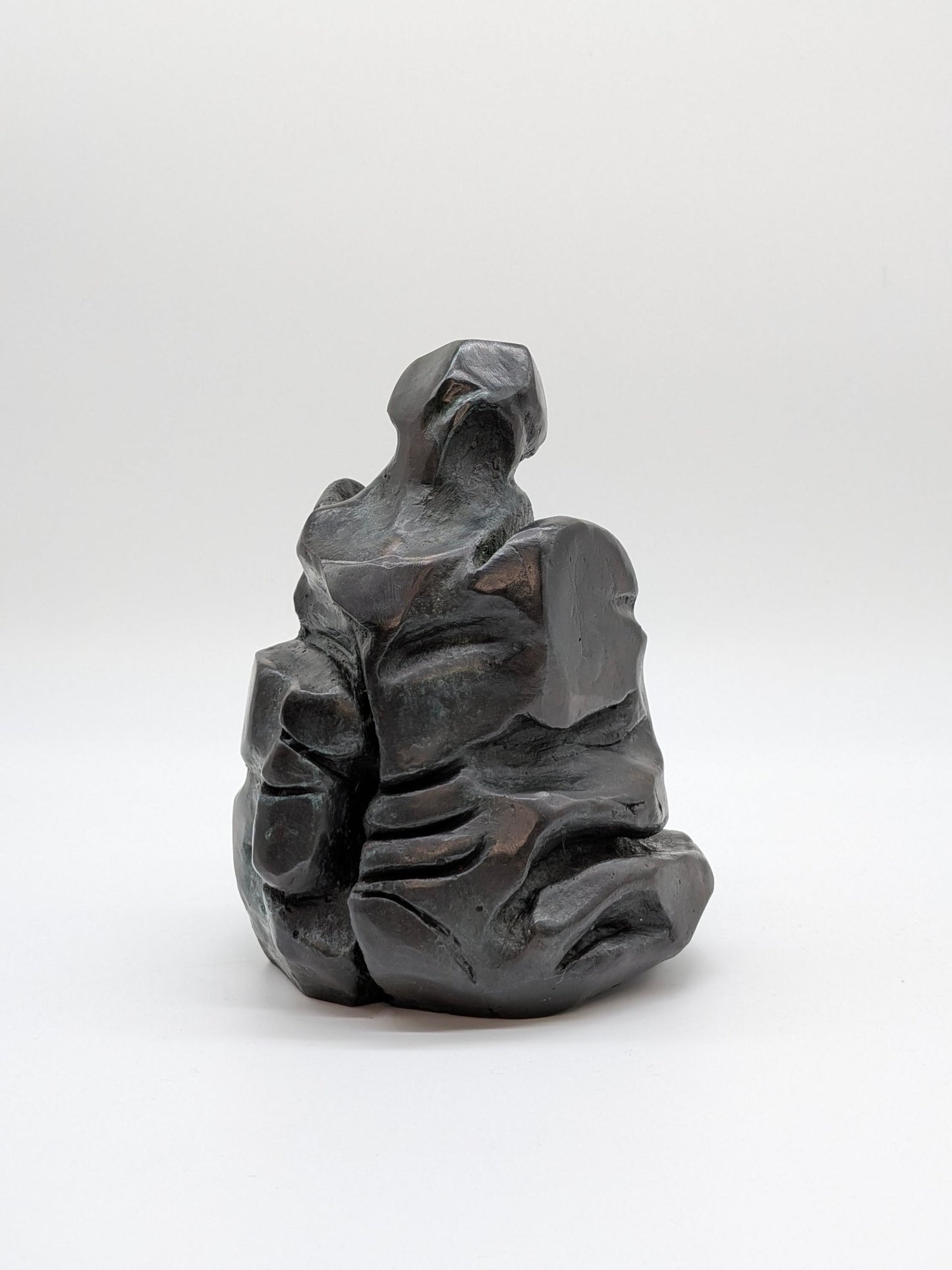 Kunstenaar onbekend - Bronzen beeld man in rots figuur