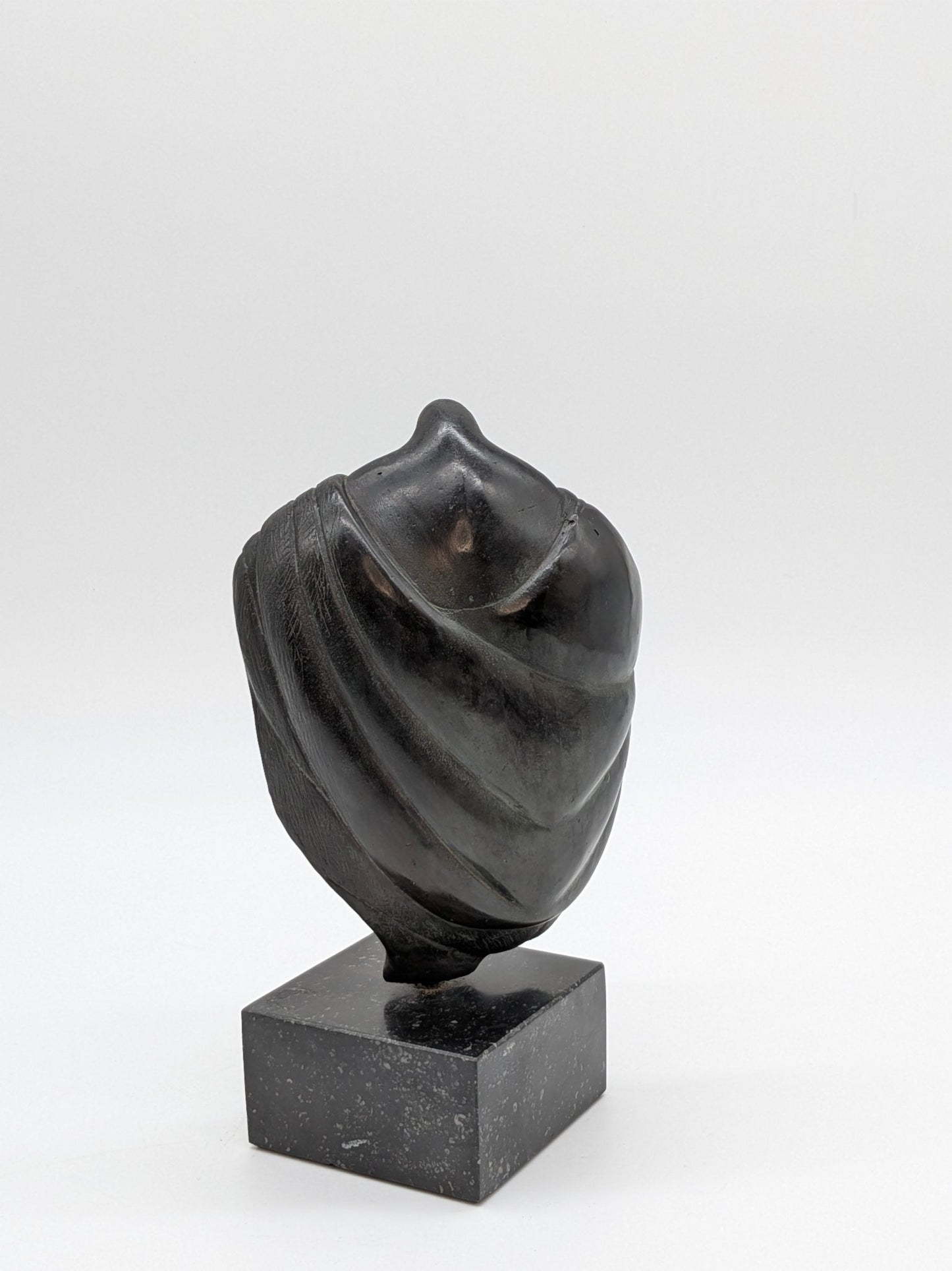 Onbekend - Figuur in gewaad op sokkel - Holland Heritage Gallery