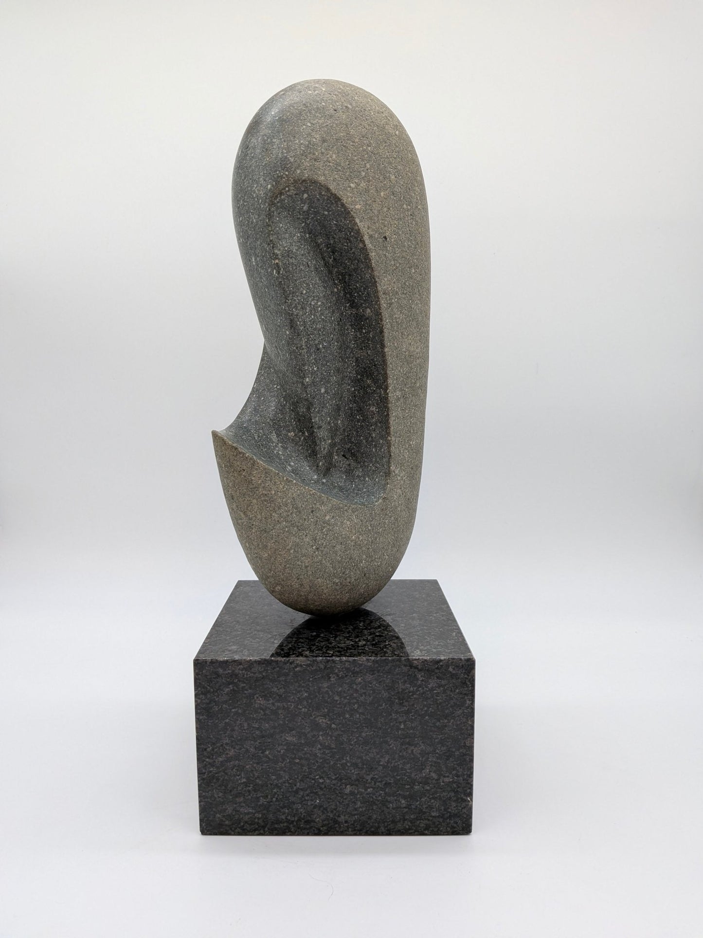 Onbekend - Fraai golvend stenen beeld op grote sokkel - Holland Heritage Gallery