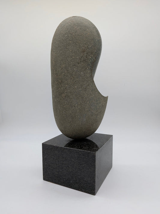 Onbekend - Fraai golvend stenen beeld op grote sokkel - Holland Heritage Gallery