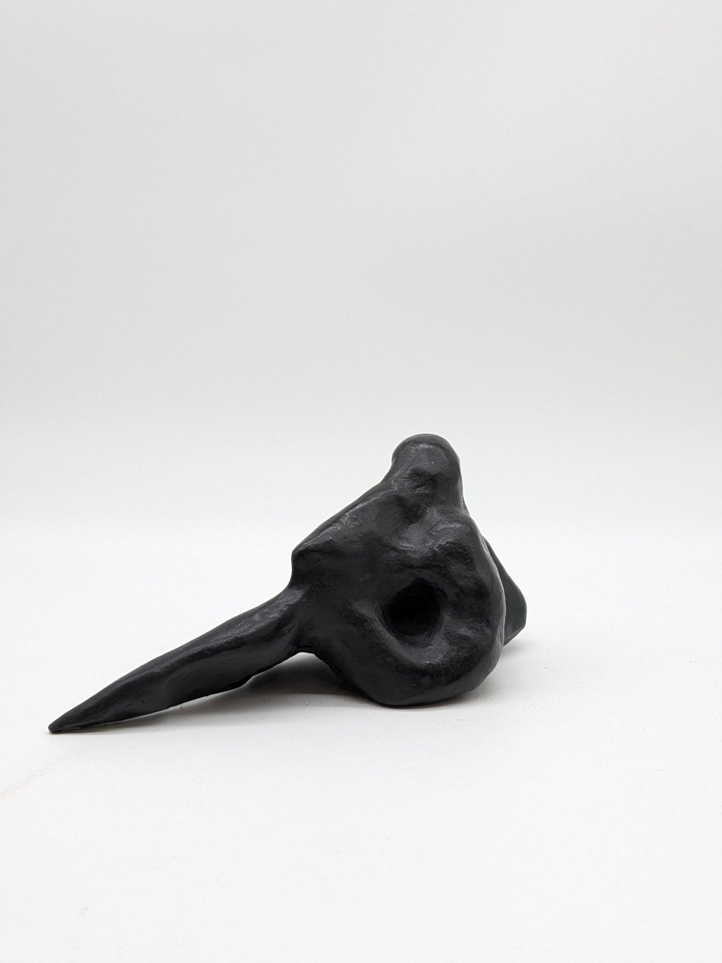 Kunstenaar onbekend - Liggend abstract figuur