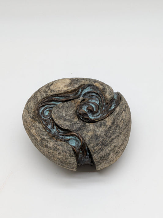 Kunstenaar onbekend - Stenen beeld met bronzen loper door de steen