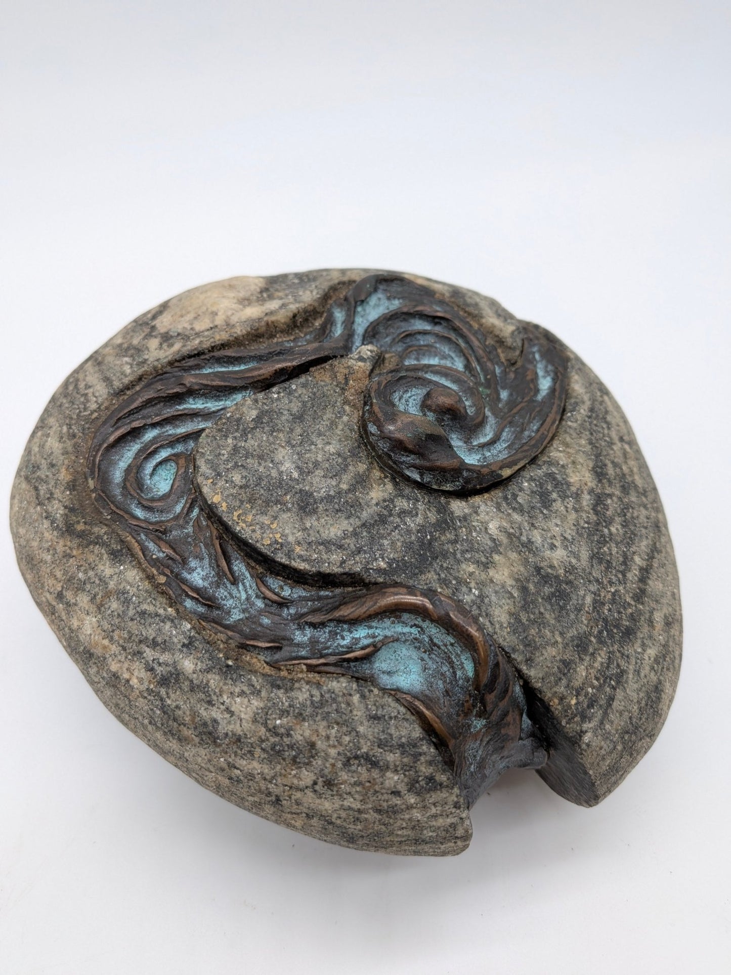 Kunstenaar onbekend - Stenen beeld met bronzen loper door de steen