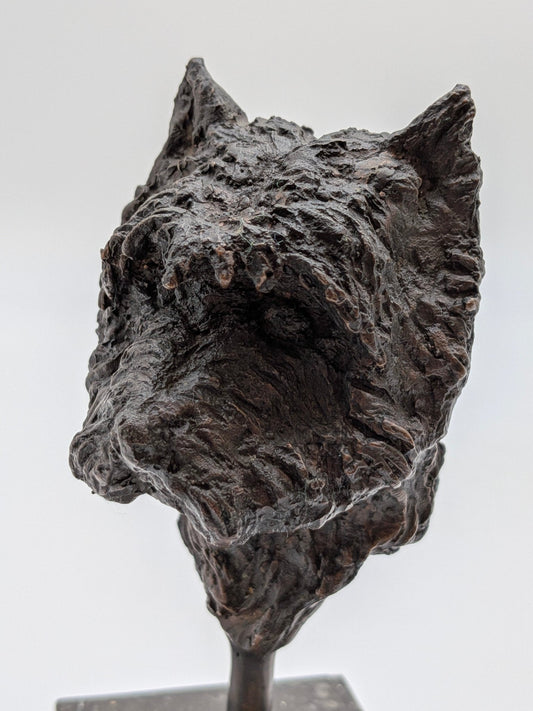 Yvonne Piller - Kop van klein hondje op sokkel - Holland Heritage Gallery