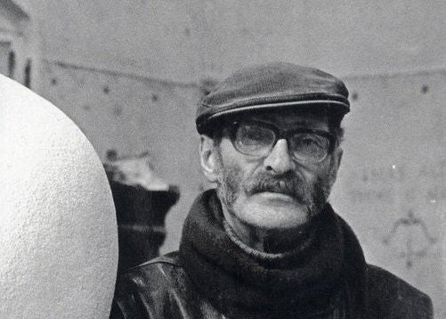 Zwart wit foto van beeldhouwer Jan Meefout