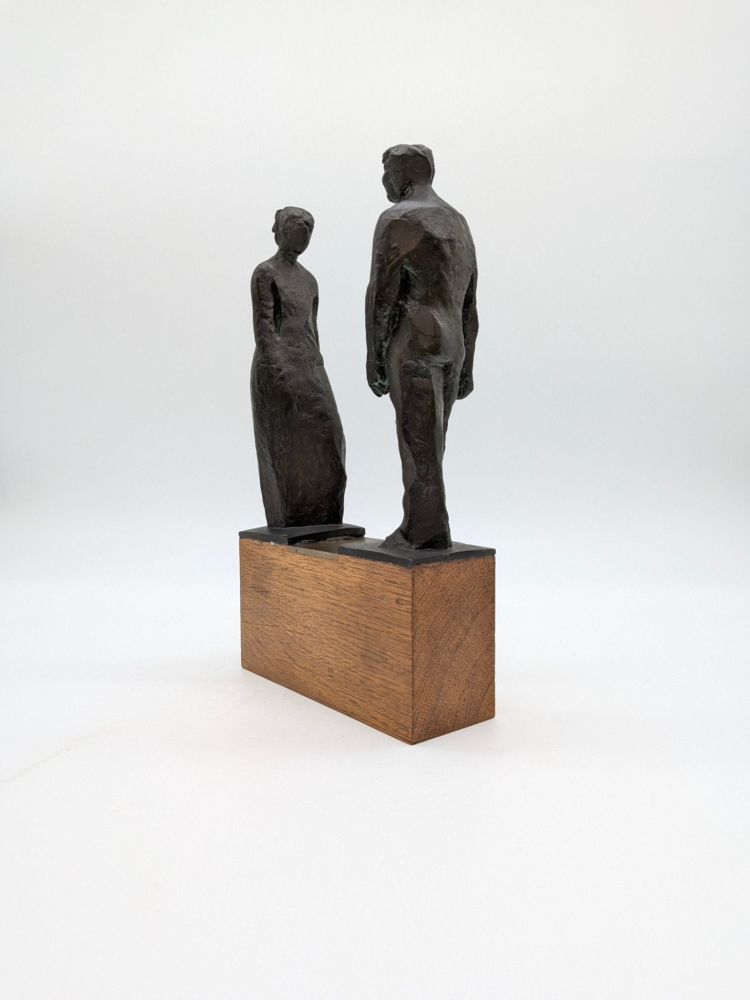 Adri van Rooijen - Stel met beeld man en vrouw op houten sokkel - Holland Heritage Gallery