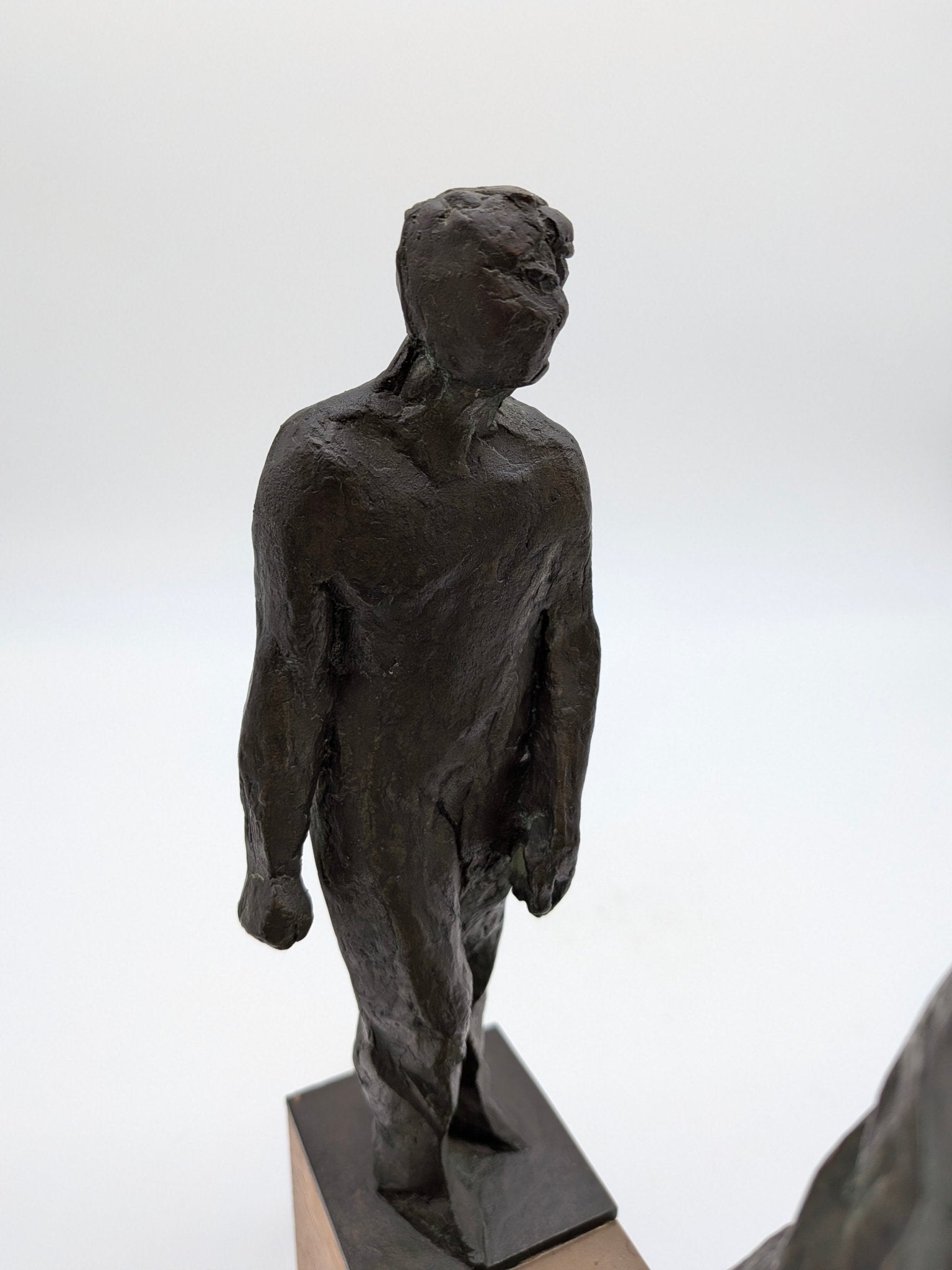 Adri van Rooijen - Stel met beeld man en vrouw op houten sokkel - Holland Heritage Gallery