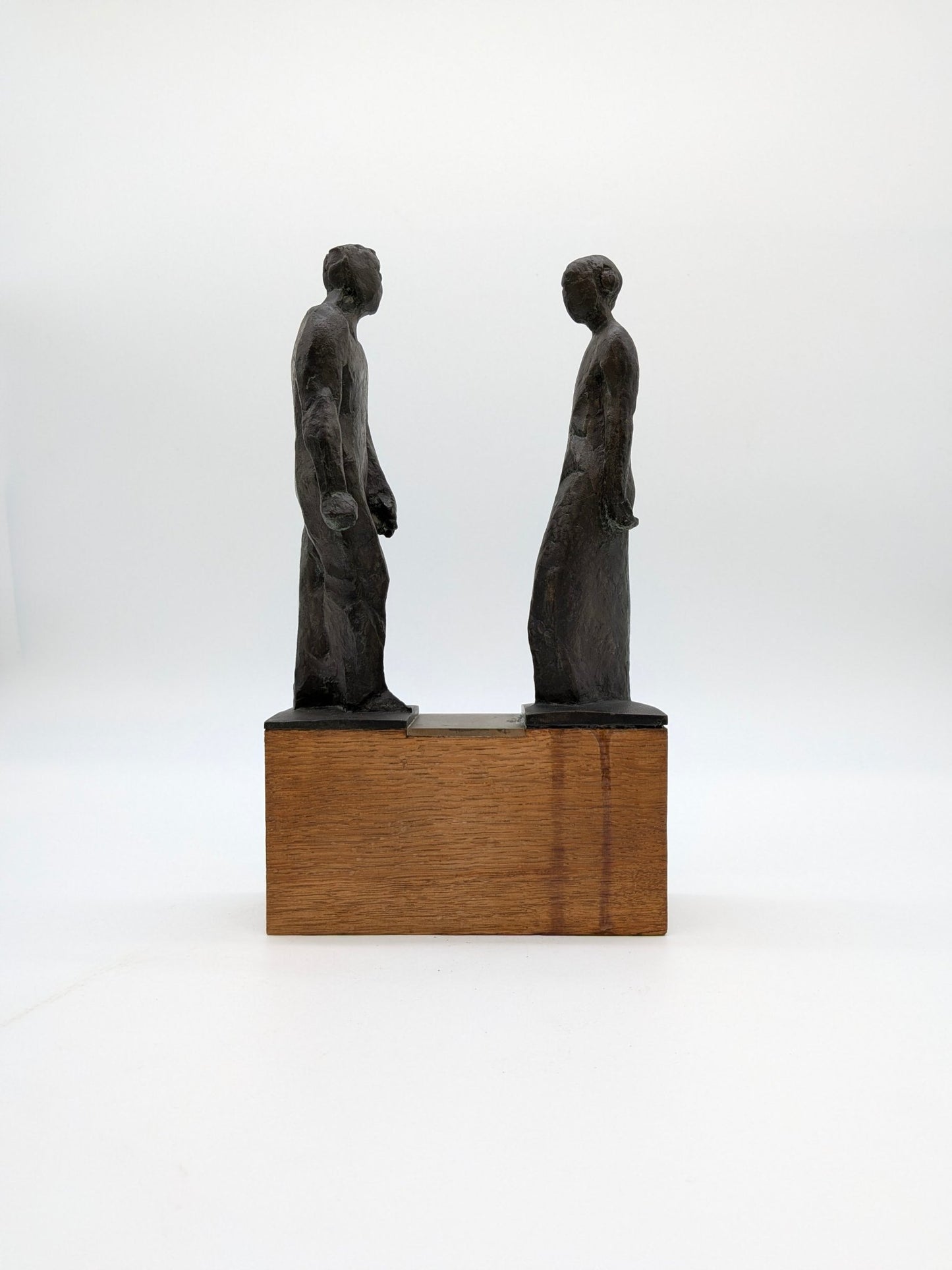 Adri van Rooijen - Stel met beeld man en vrouw op houten sokkel - Holland Heritage Gallery