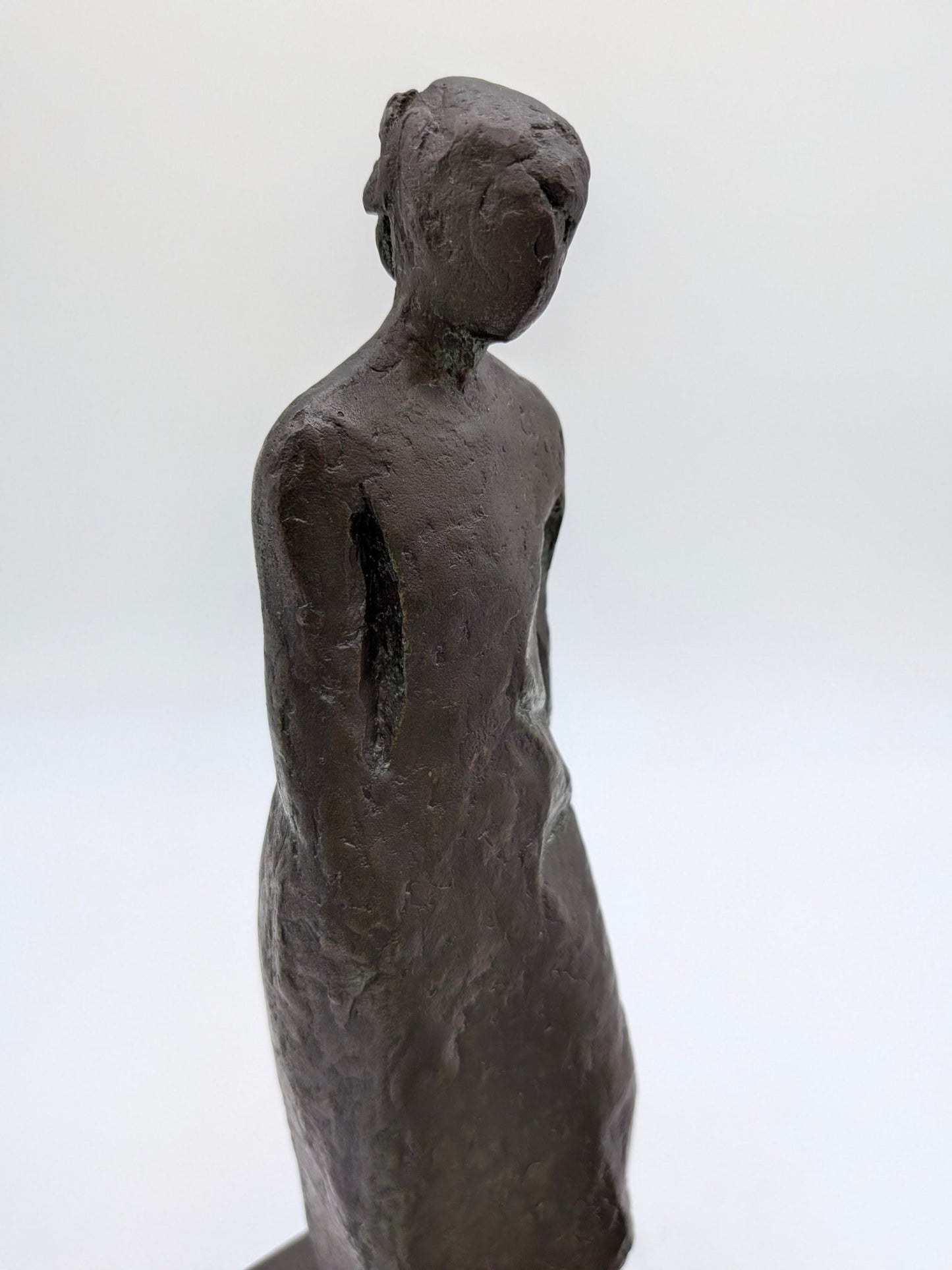 Adri van Rooijen - Stel met beeld man en vrouw op houten sokkel - Holland Heritage Gallery