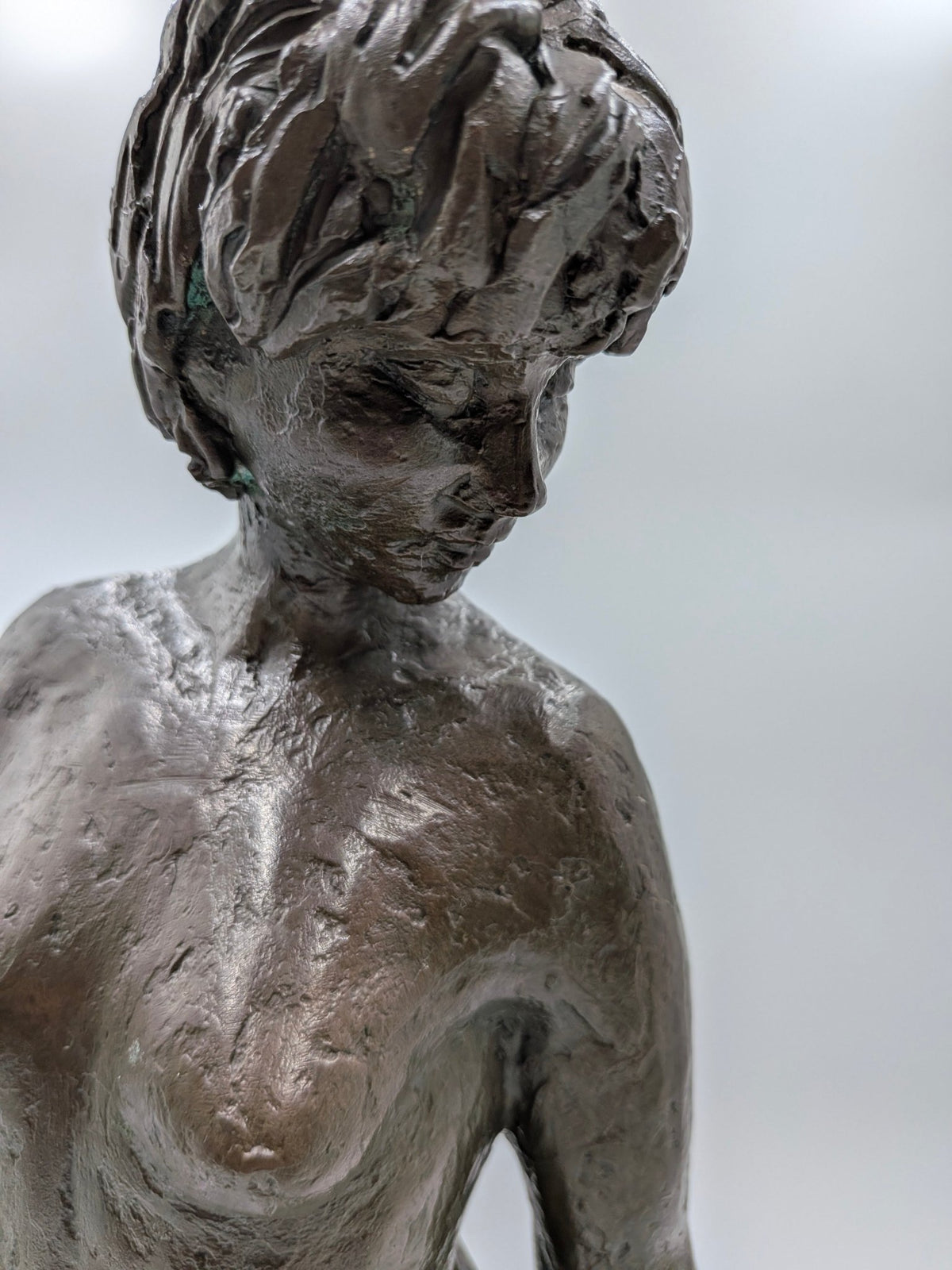 Anita Andriessen - Brons beeld staande vrouw
