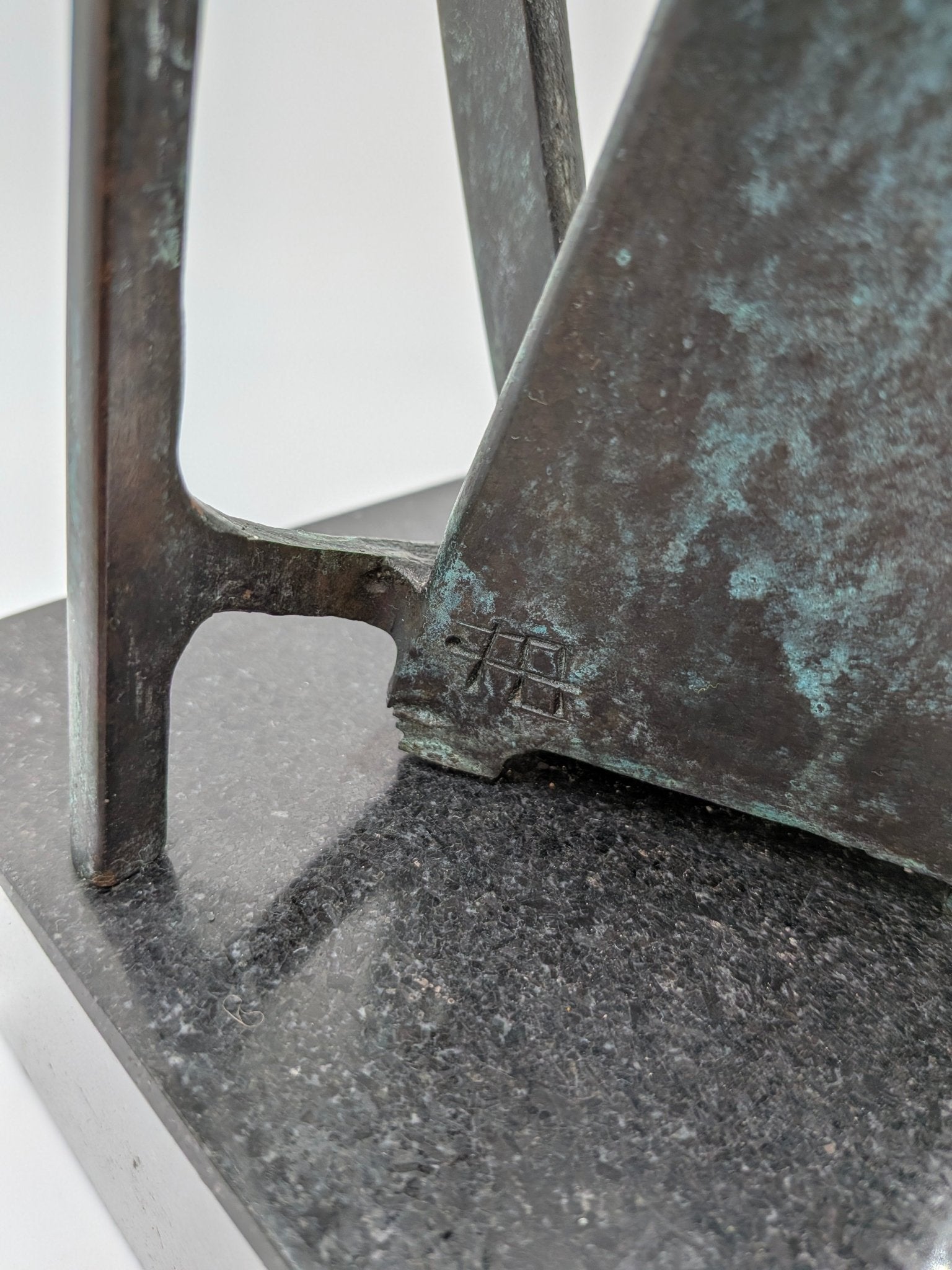 Fons Bemelmans - Abstract gezicht op sokkel - Holland Heritage Gallery