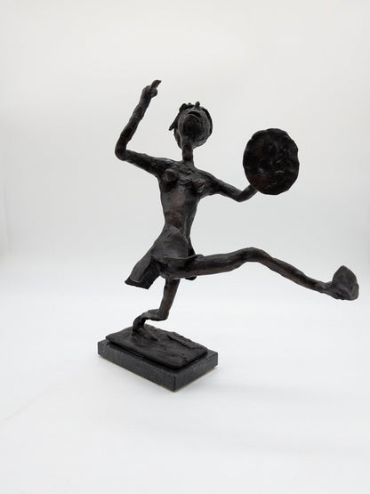 Ina van Faassen - Geblindeerde vrouw met dolk en schild 2/5 - Holland Heritage Gallery