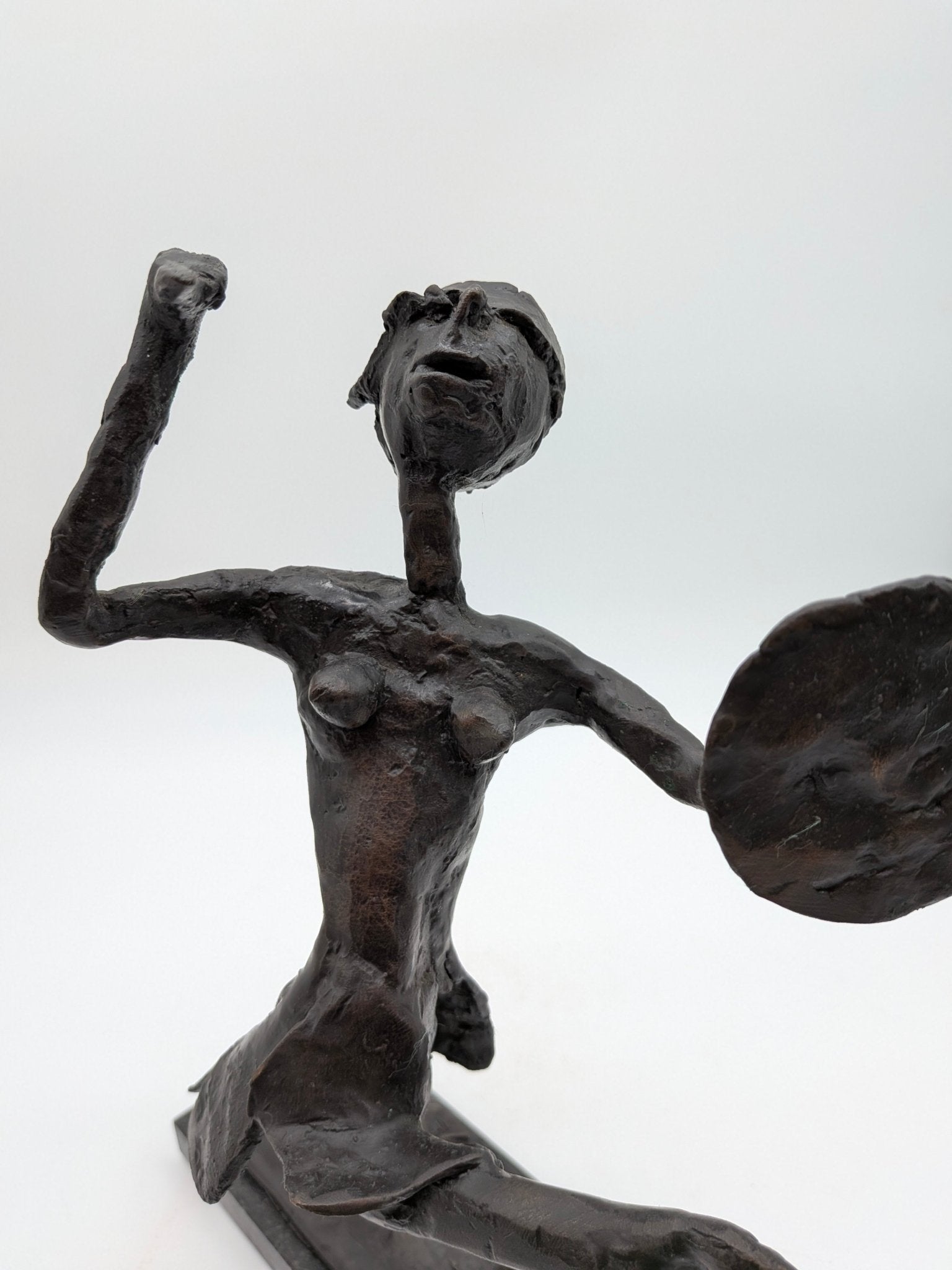 Ina van Faassen - Geblindeerde vrouw met dolk en schild 2/5 - Holland Heritage Gallery