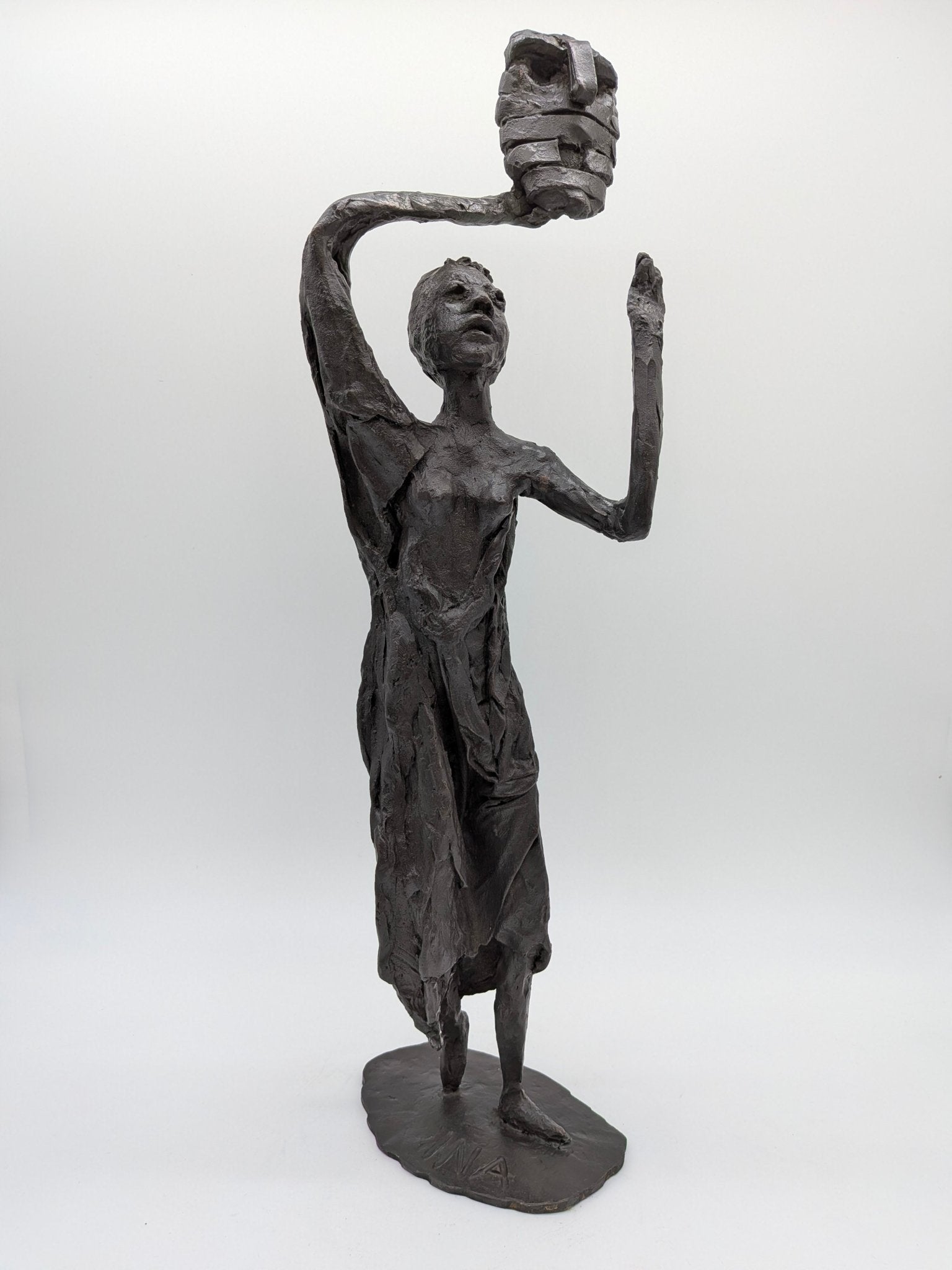 Ina van Faassen - Vrouw met masker in hand - Holland Heritage Gallery