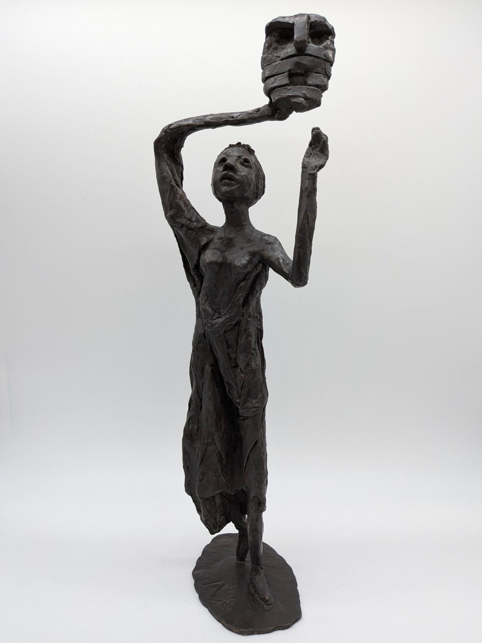 Ina van Faassen - Vrouw met masker in hand - Holland Heritage Gallery