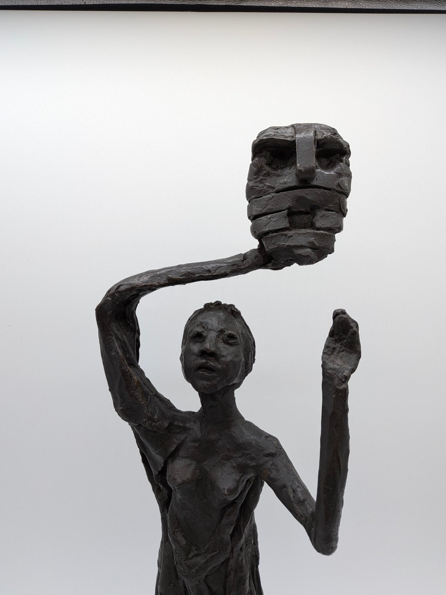 Ina van Faassen - Vrouw met masker in hand - Holland Heritage Gallery