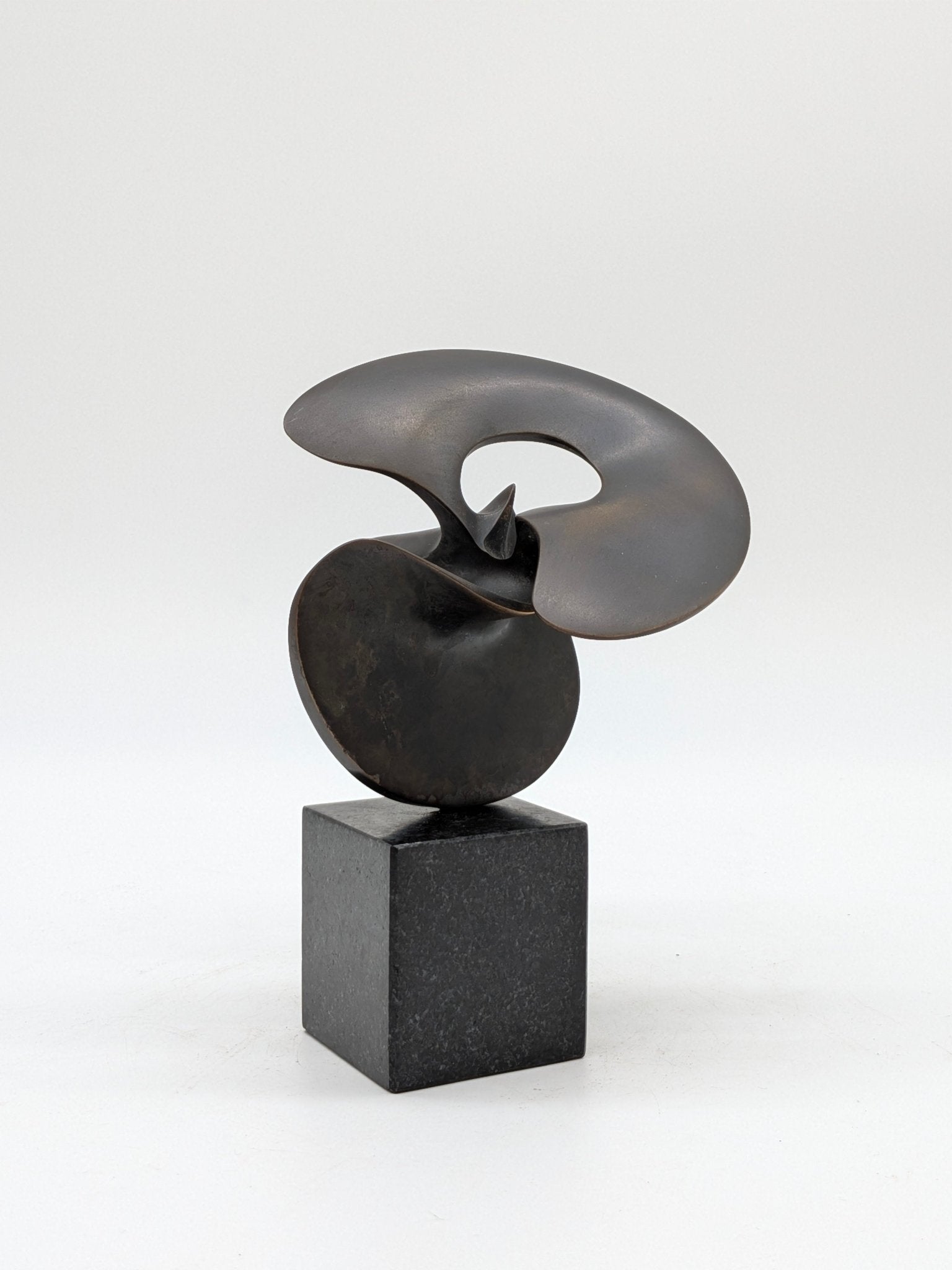 Jan Verschoor - Abstract gepatineerd op sokkel (2000)