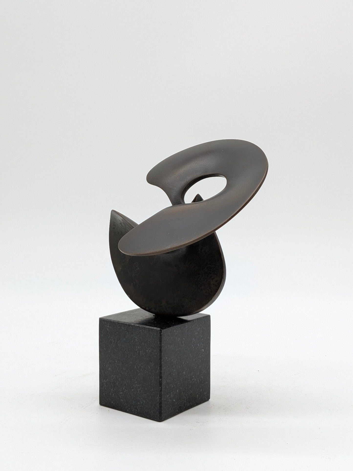 Jan Verschoor - Abstract gepatineerd op sokkel (2000)