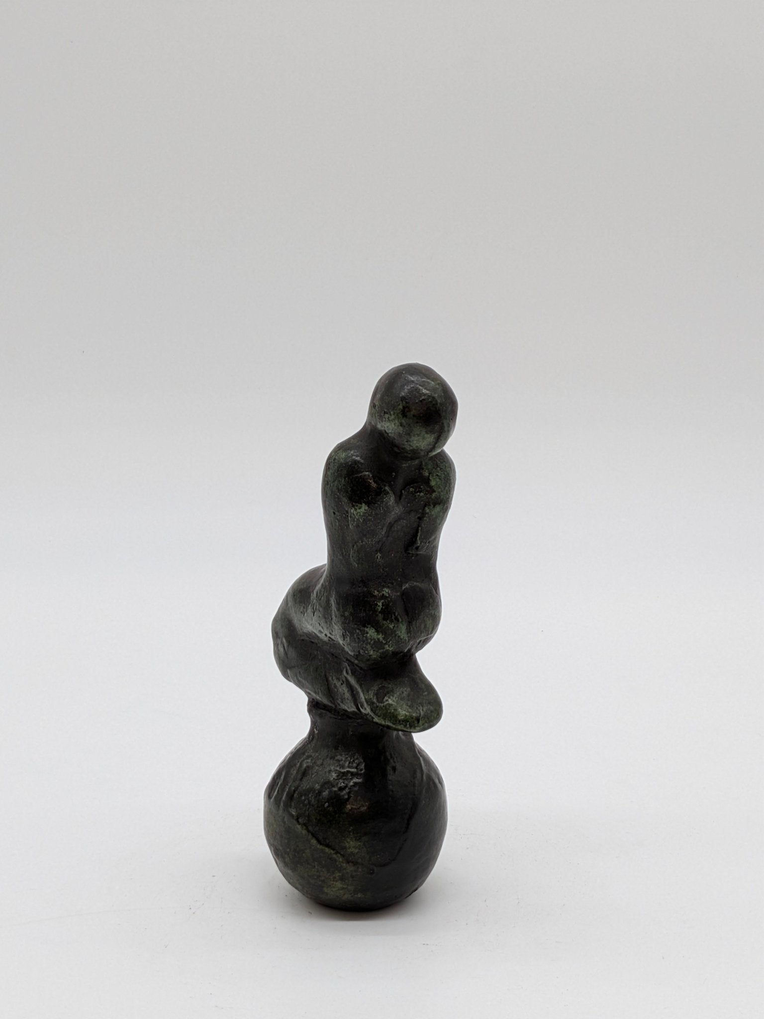 Maya van Hall - Vrouwelijk figuur op bol - Holland Heritage Gallery