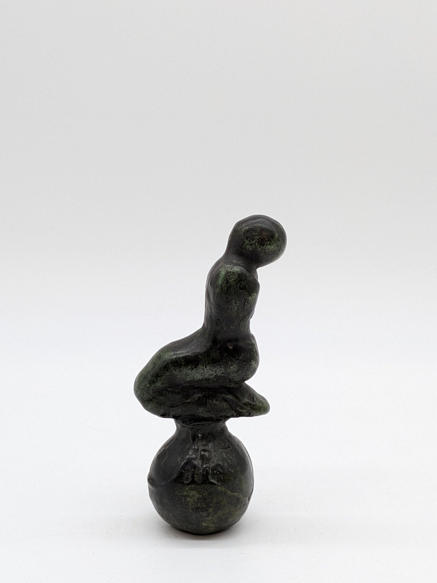 Maya van Hall - Vrouwelijk figuur op bol - Holland Heritage Gallery