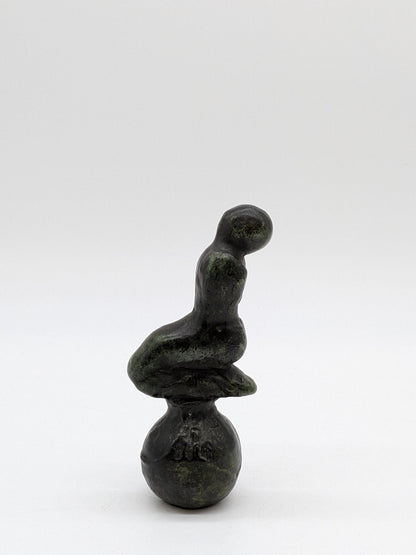 Maya van Hall - Vrouwelijk figuur op bol - Holland Heritage Gallery