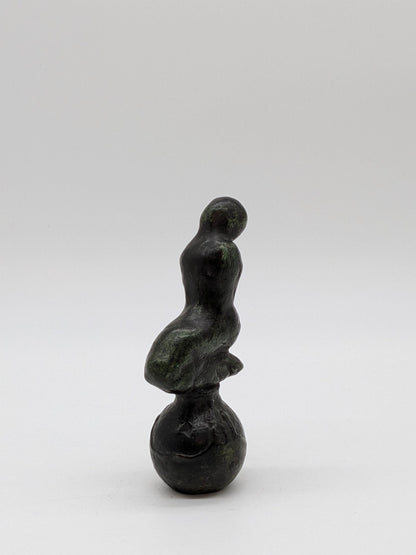 Maya van Hall - Vrouwelijk figuur op bol - Holland Heritage Gallery