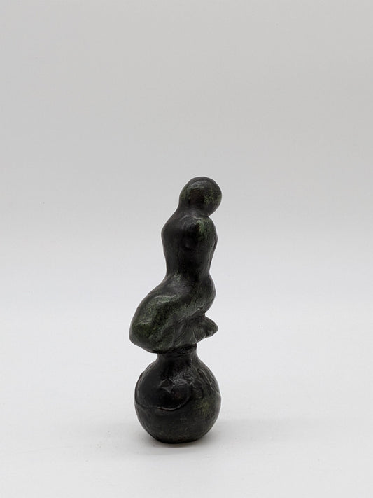 Maya van Hall - Vrouwelijk figuur op bol - Holland Heritage Gallery