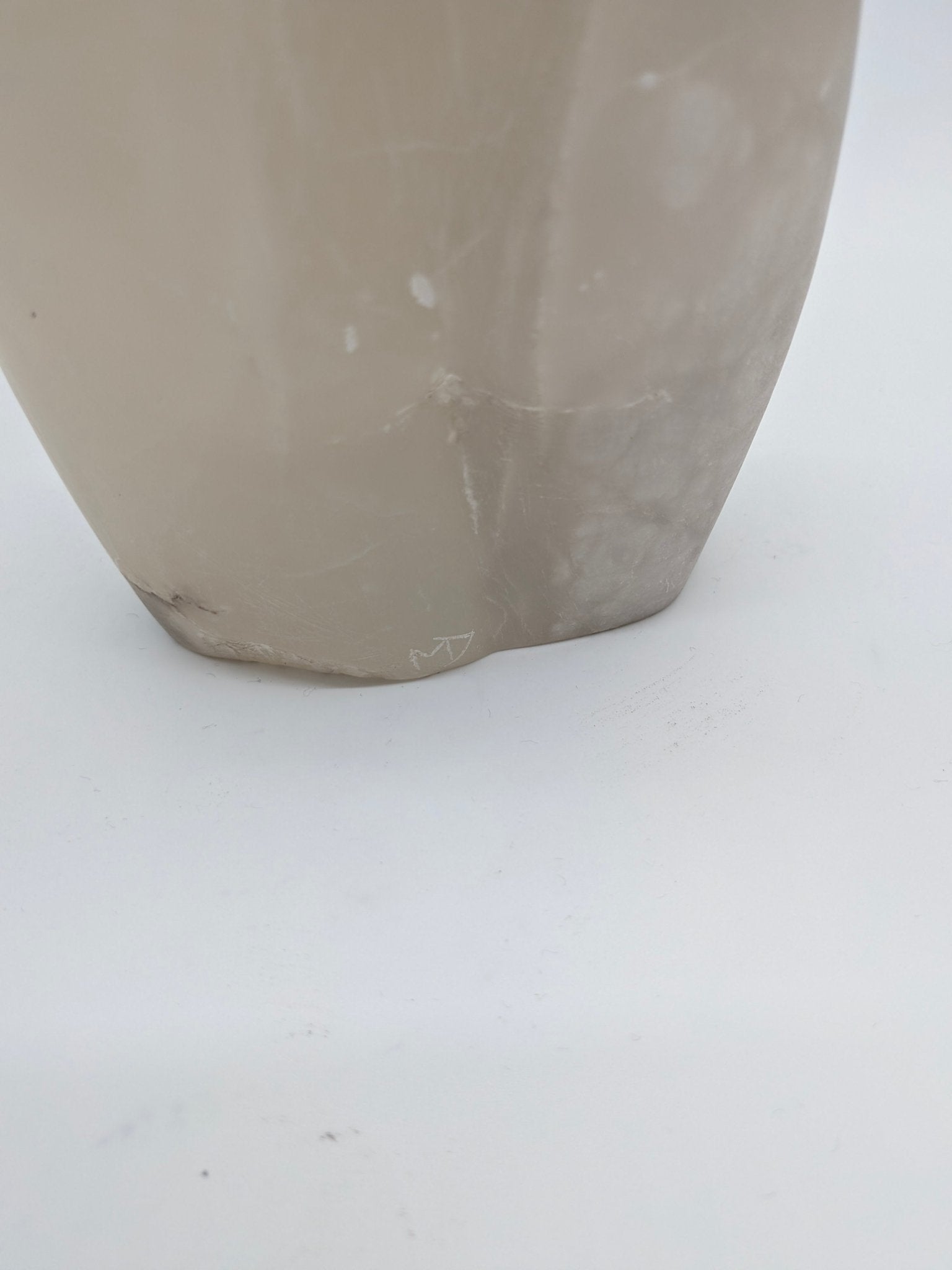 Mila van Beek - Albast staande vrouw (1999) - Holland Heritage Gallery