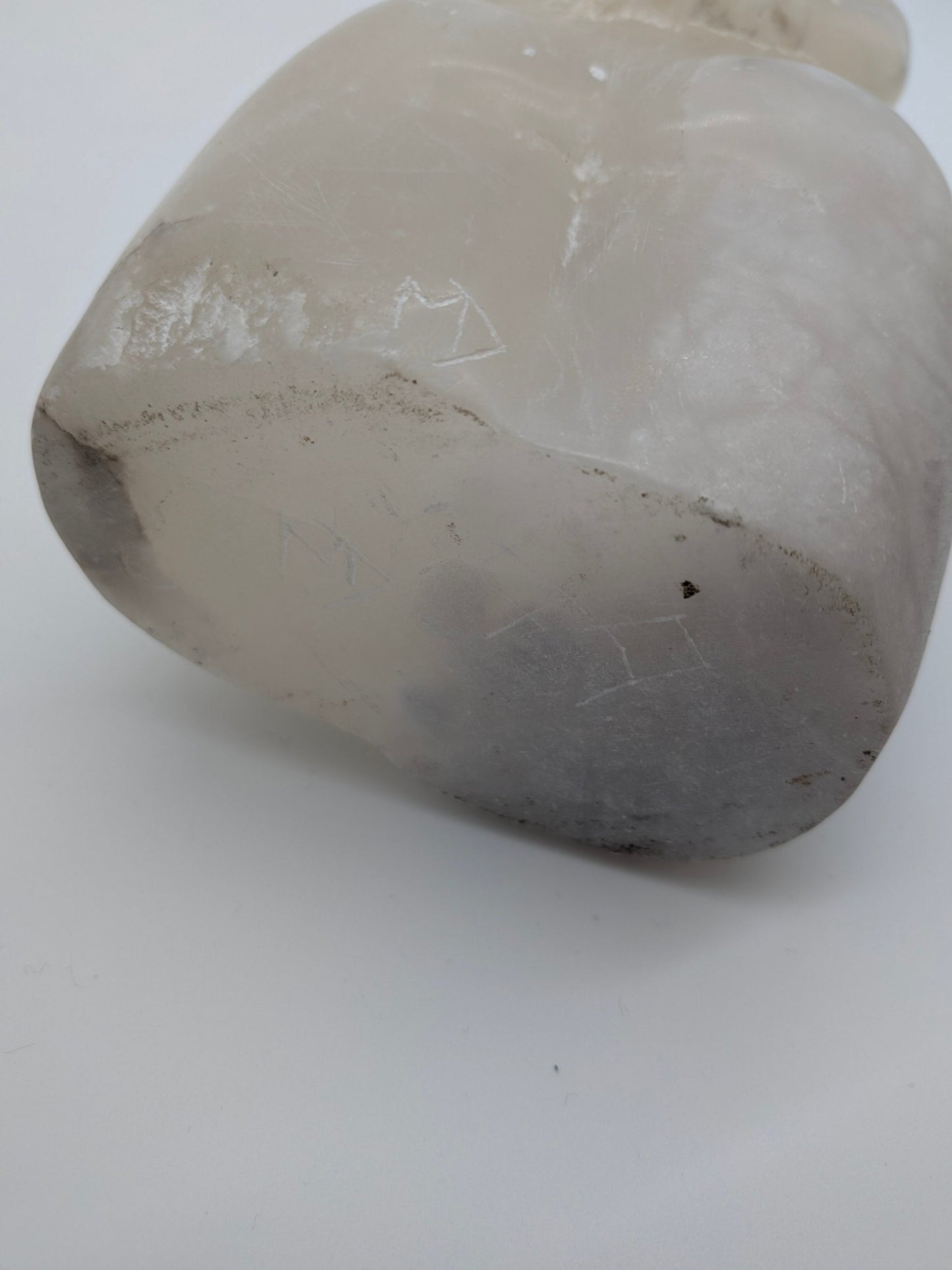 Mila van Beek - Albast staande vrouw (1999) - signatuur