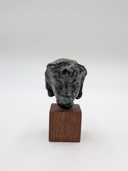 Nynke Schepers - "Wenja" klein portret vrouw (1990) - Brons