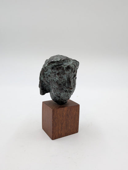 Nynke Schepers - "Wenja" klein portret vrouw (1990) - Brons