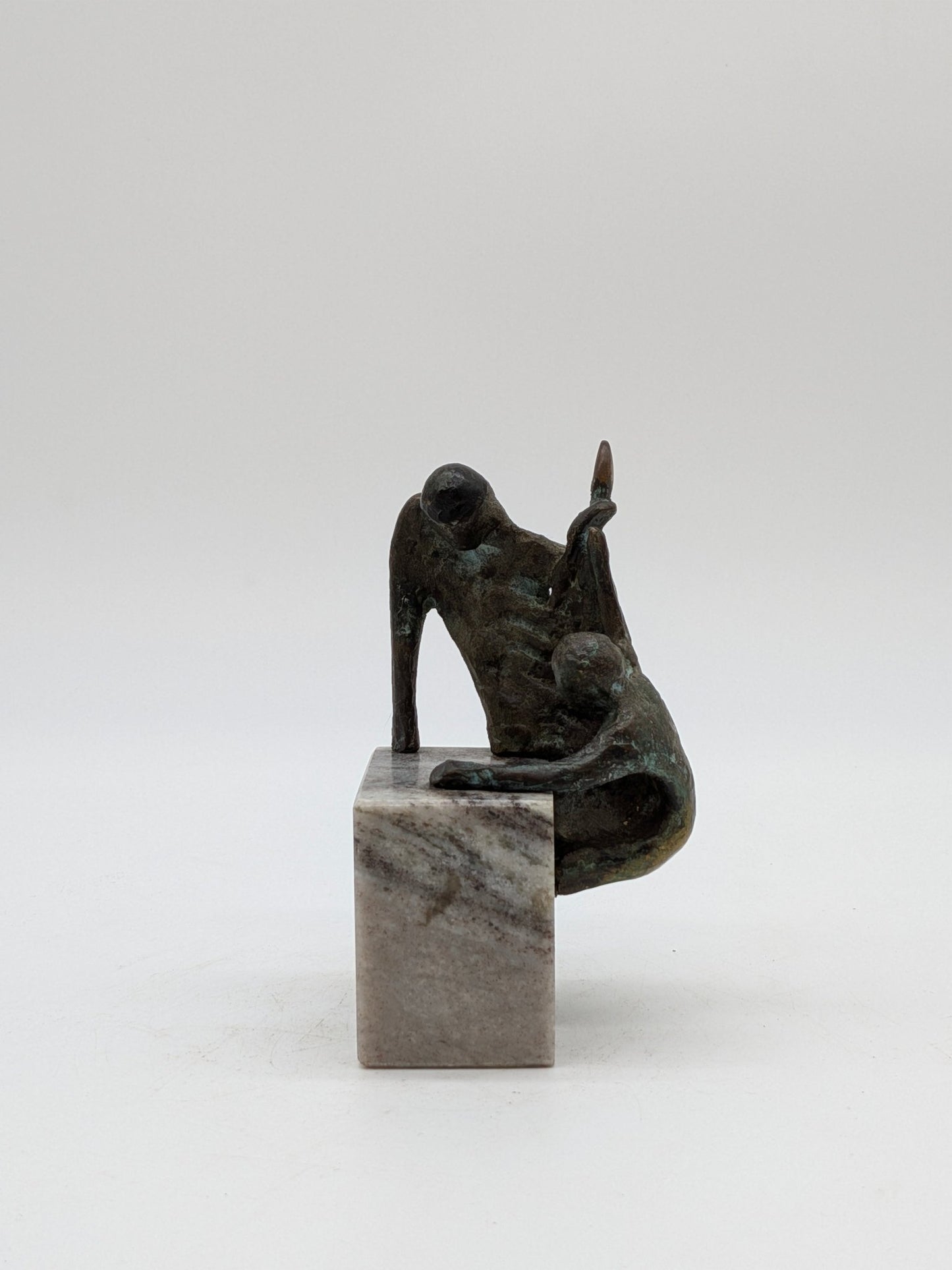 Kunstenaar onbekend - 2 Bronzen figuren beklimmen sokkel