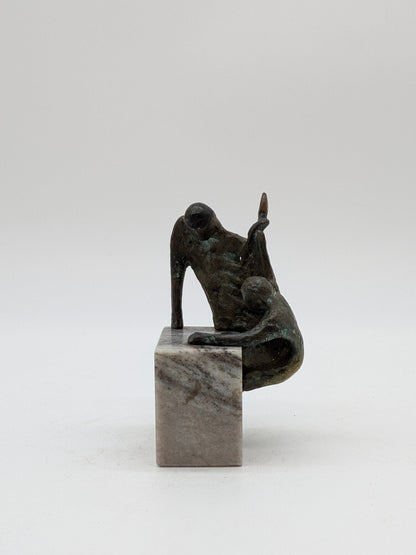 Kunstenaar onbekend - 2 Bronzen figuren beklimmen sokkel