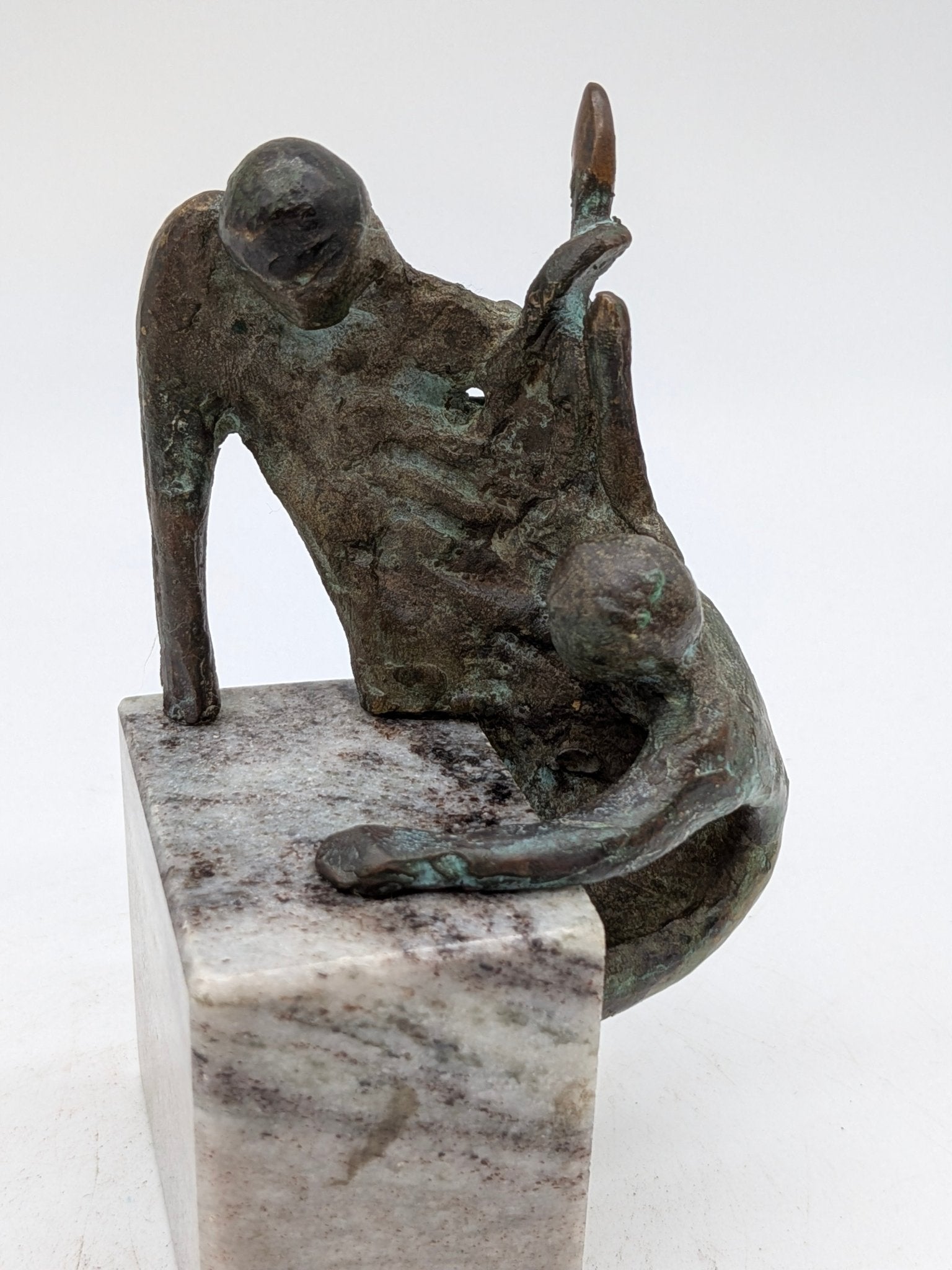 Kunstenaar onbekend - 2 Bronzen figuren beklimmen sokkel