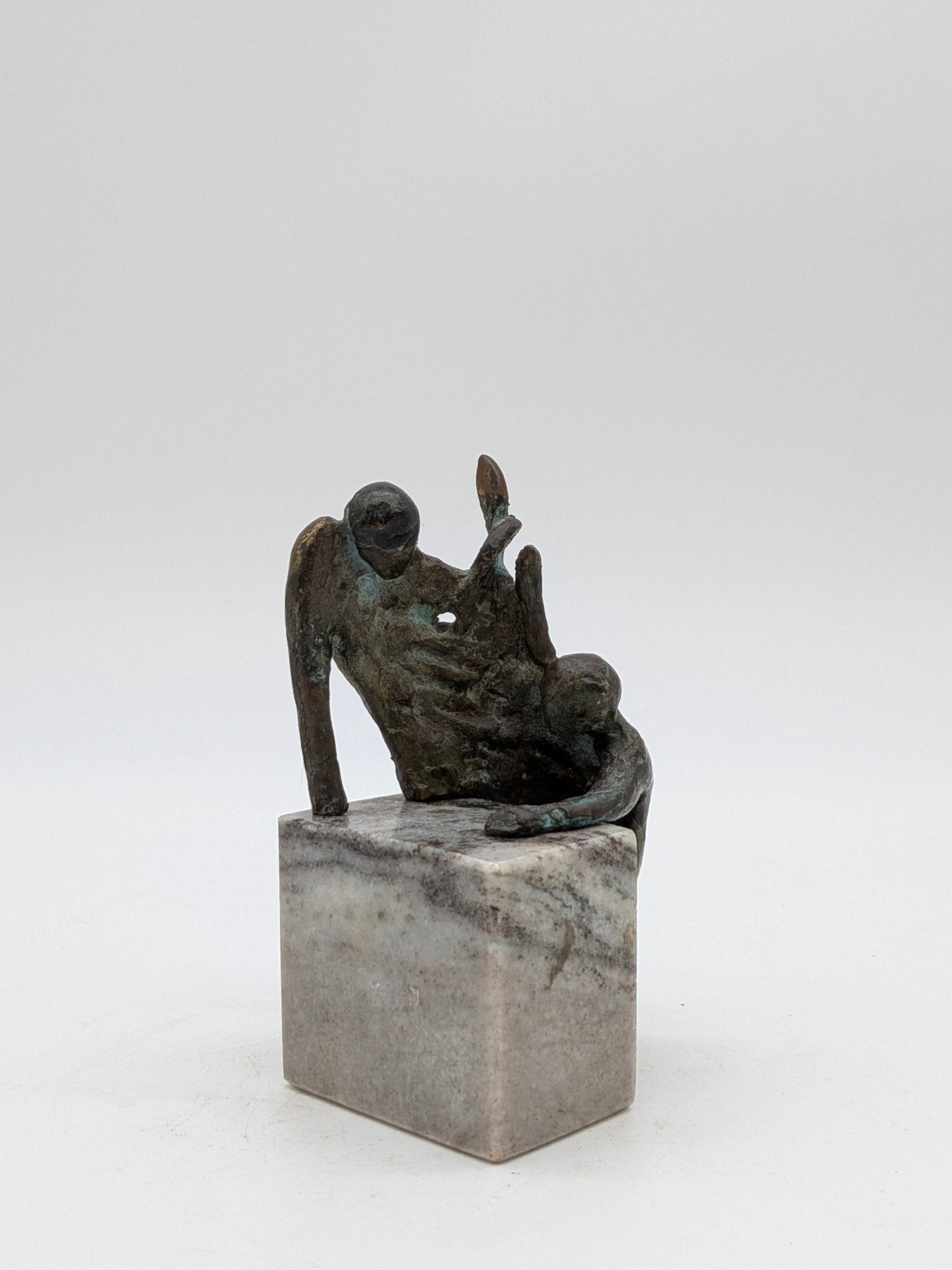 Kunstenaar onbekend - 2 Bronzen figuren beklimmen sokkel