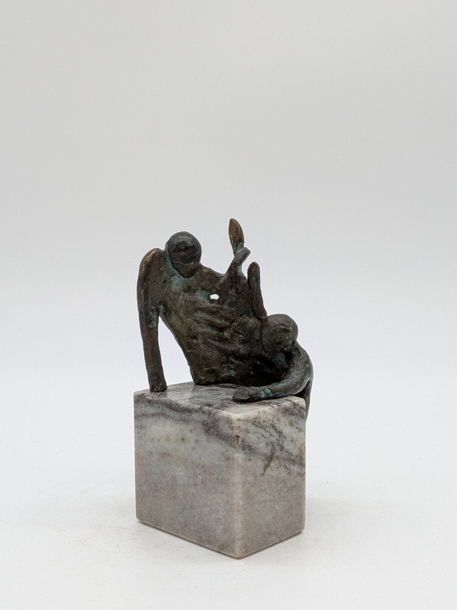 Kunstenaar onbekend - 2 Bronzen figuren beklimmen sokkel