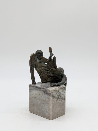 Kunstenaar onbekend - 2 Bronzen figuren beklimmen sokkel