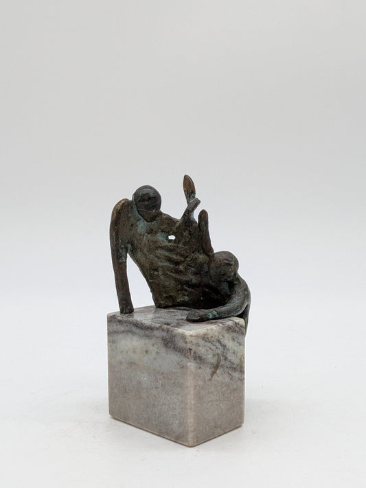 Kunstenaar onbekend - 2 Bronzen figuren beklimmen sokkel