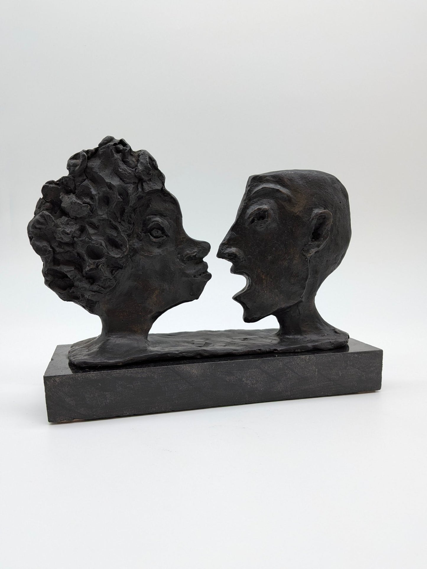 Onbekend - 2 Platte portretten die elkaar aankijken op sokkel - Holland Heritage Gallery