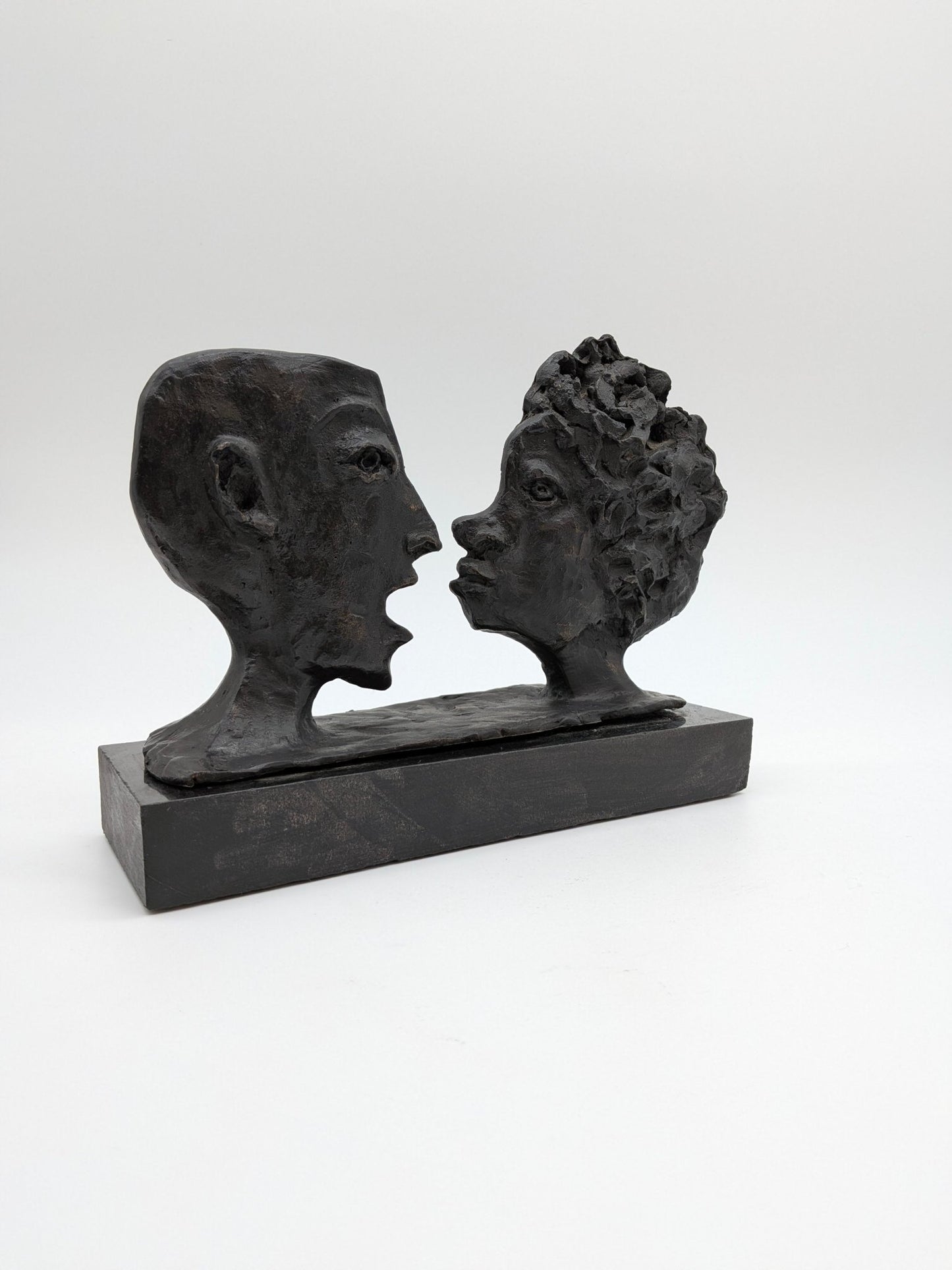 Onbekend - 2 Platte portretten die elkaar aankijken op sokkel - Holland Heritage Gallery