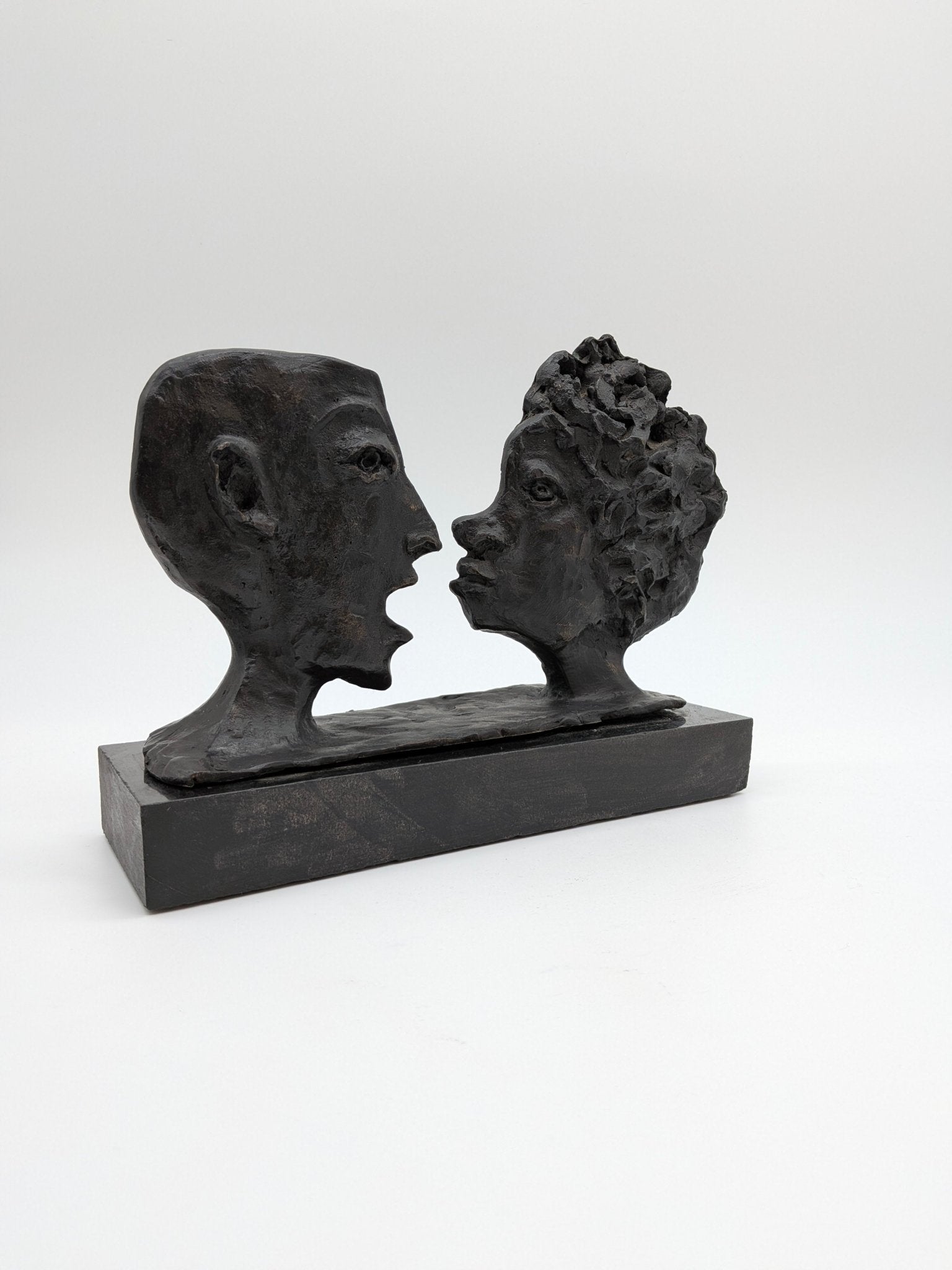 Onbekend - 2 Platte portretten die elkaar aankijken op sokkel - Holland Heritage Gallery