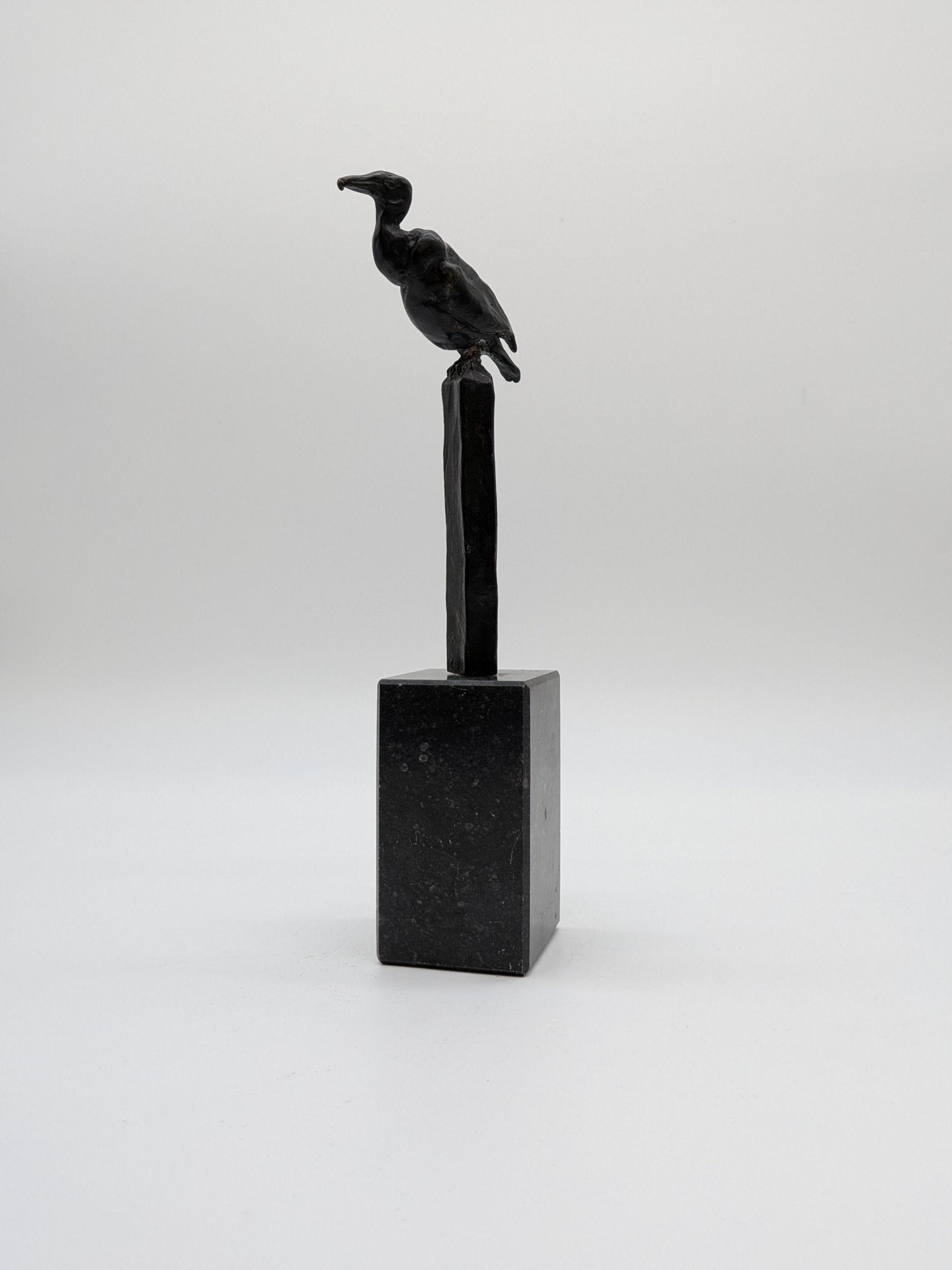 Kunstenaar onbekend - Bronzen vogel (aalscholver) op pier op sokkel