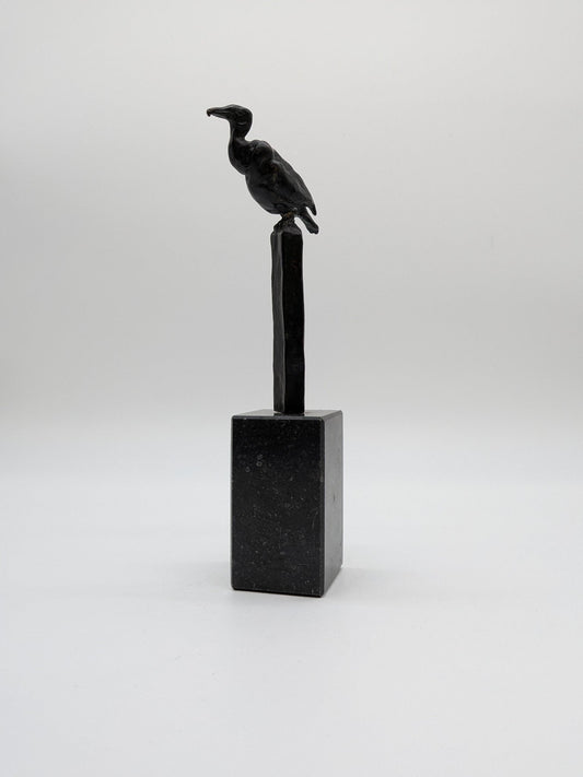 Kunstenaar onbekend - Bronzen vogel (aalscholver) op pier op sokkel