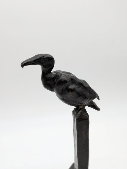 Kunstenaar onbekend - Bronzen vogel (aalscholver) op pier op sokkel