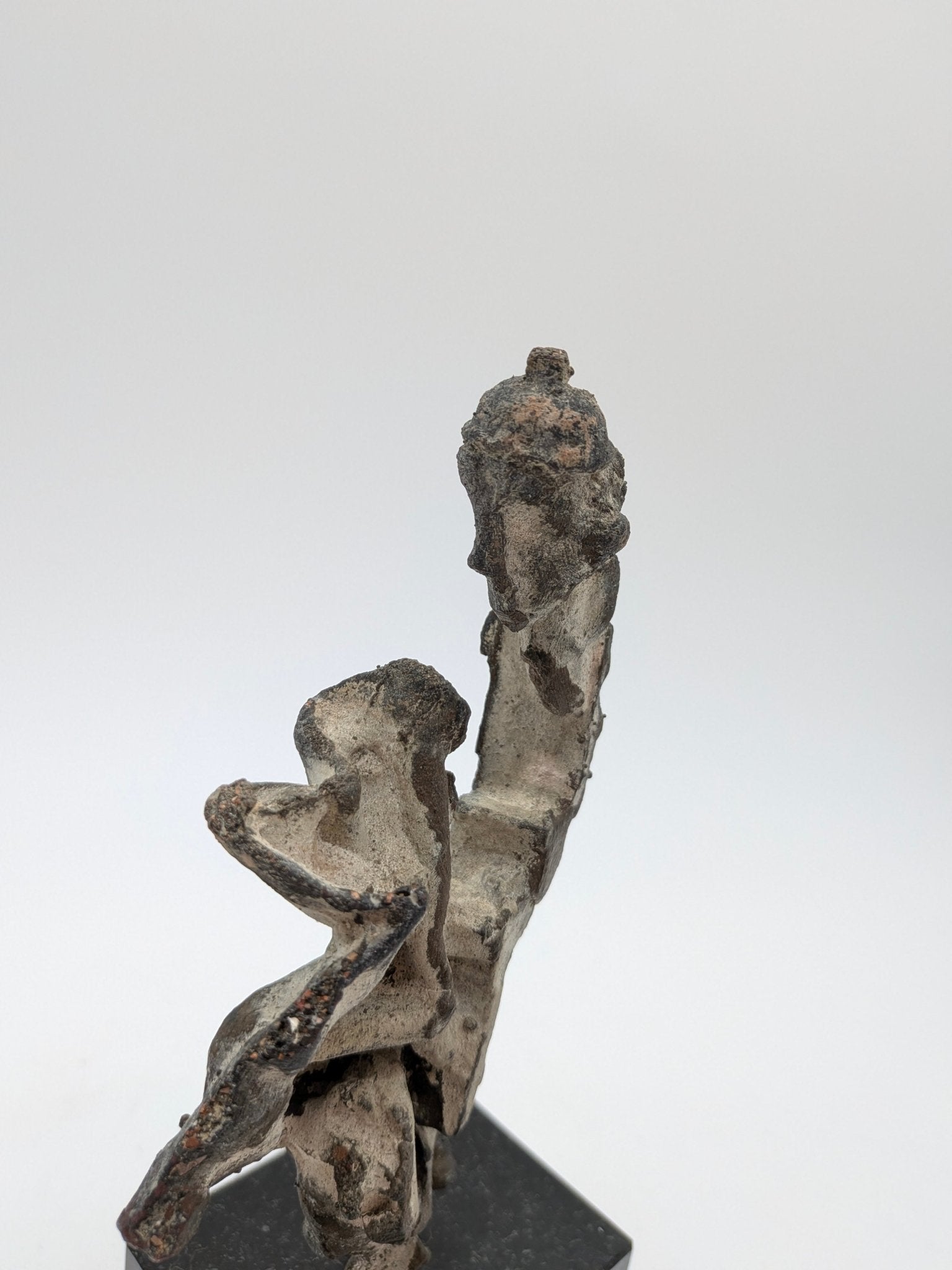 Onbekend - Abstract figuur wit gepatineerd op sokkel - Holland Heritage Gallery