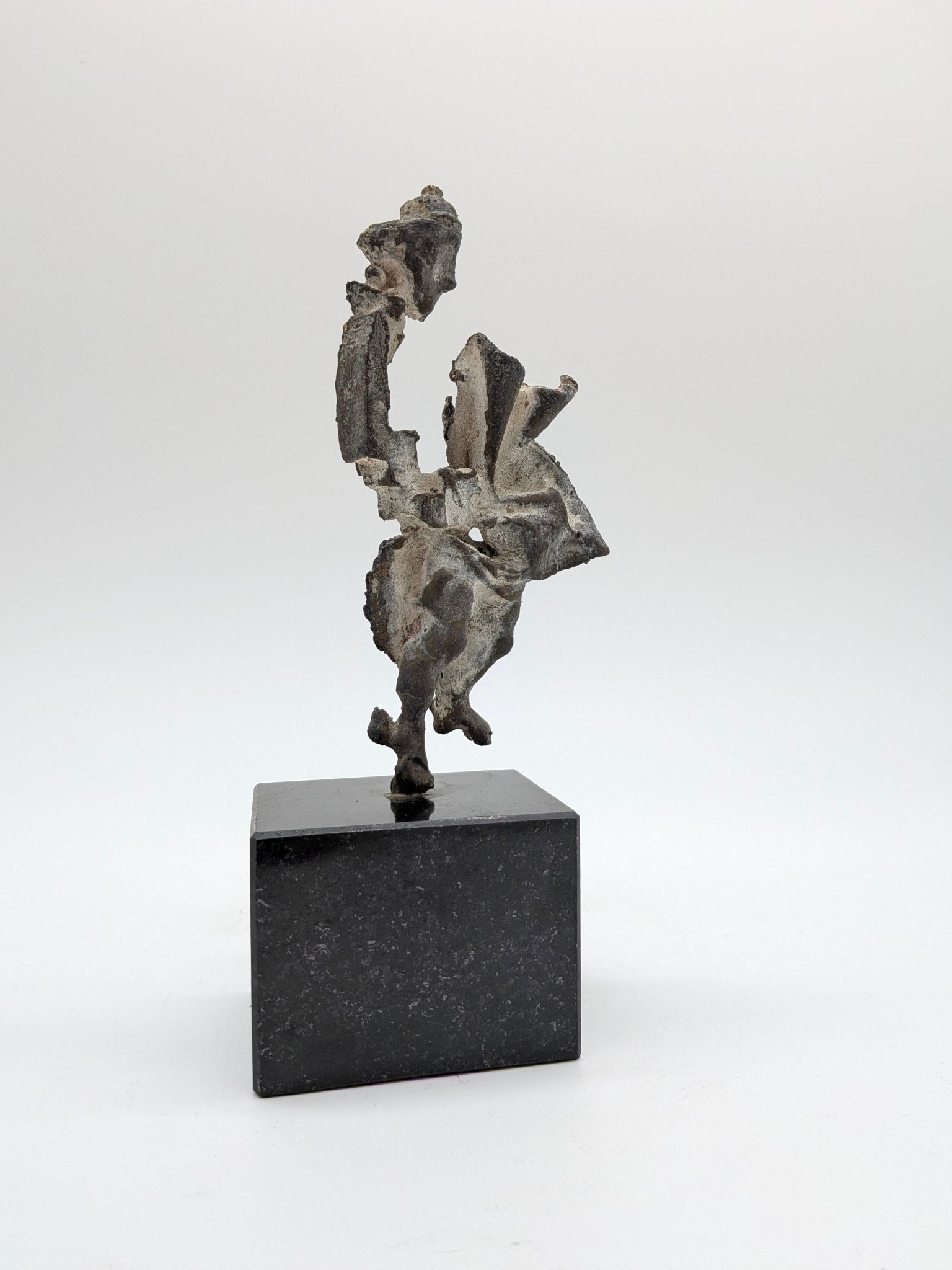 Onbekend - Abstract figuur wit gepatineerd op sokkel - Holland Heritage Gallery